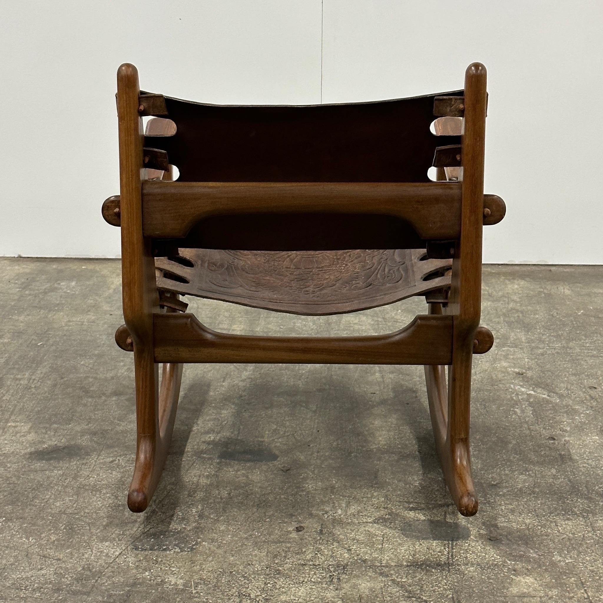 Milieu du XXe siècle Chaise à bascule en cuir par Angel Pazmino pour Muebles De Estilo en vente