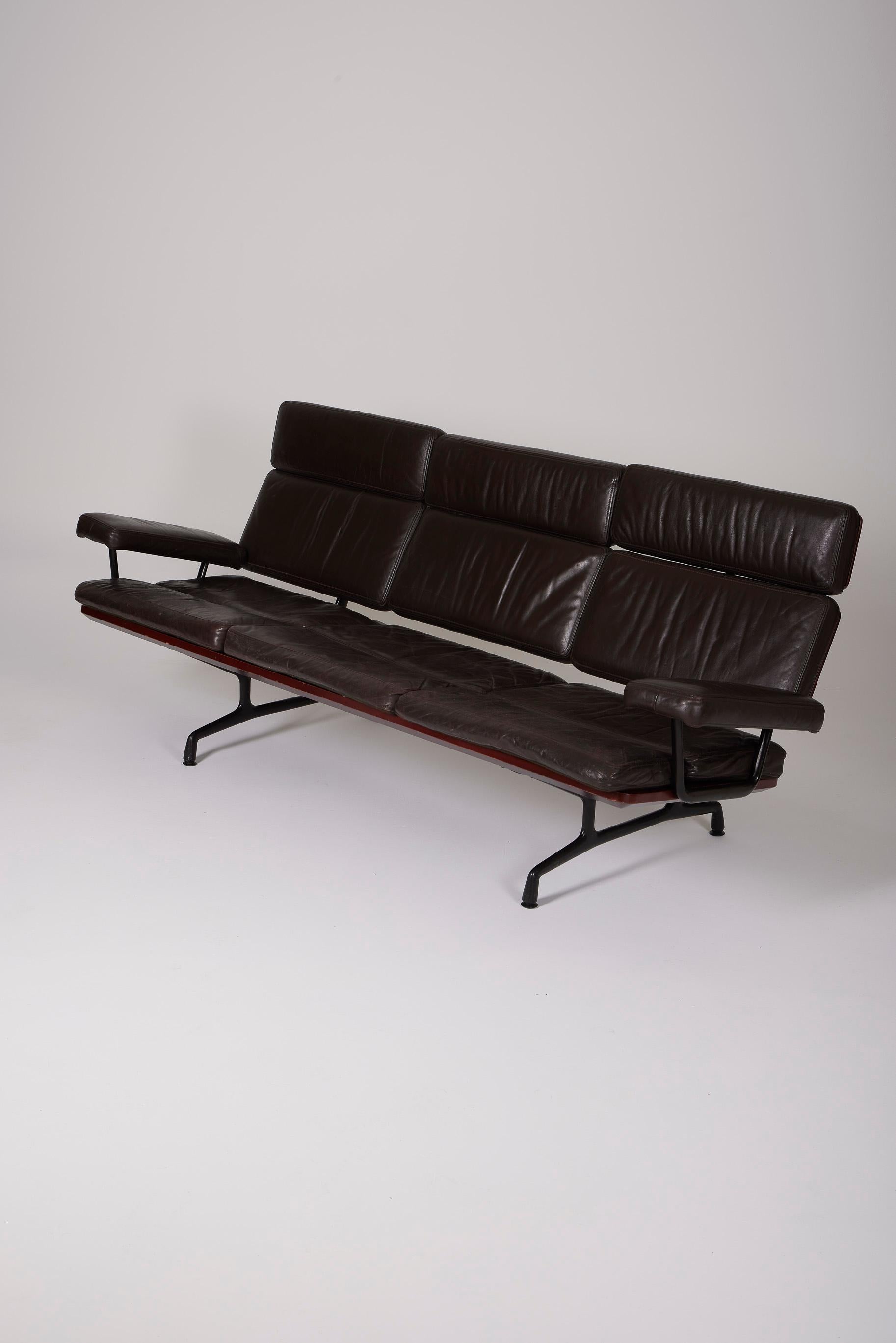 3-Sitzer-Sofa Modell ES108 der Designer Ray und Charles Eames für Herman Miller, 1980er Jahre. Der Sockel besteht aus poliertem Aluminium. Der Sitz und die Rückenlehne sind aus braunem Leder. Das Originalleder ist patiniert. Guter Zustand.
DV528