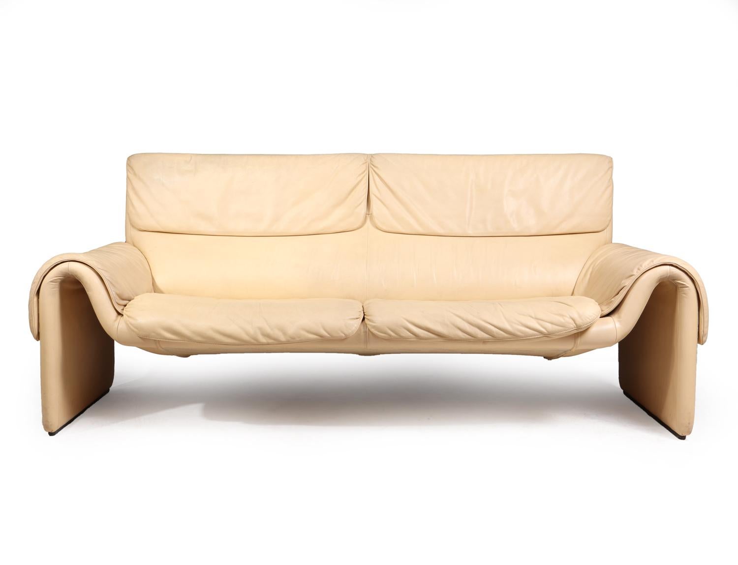 Leather sofa by De Sede DS-2011, circa 1980.
A cream leather model DS-2011 sofa produced in Switzerland in the 1980s this has a steel frame and cream leather upholstery.

Age: 1980

Style: Mid-Century Modern

Material: Steel and