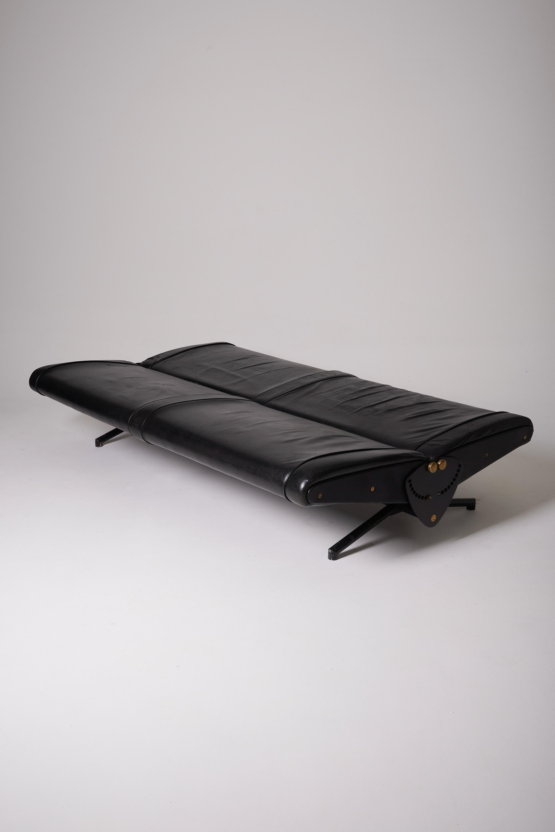 Leather sofa D70 by Osvaldo Borsani In Good Condition In PARIS, FR