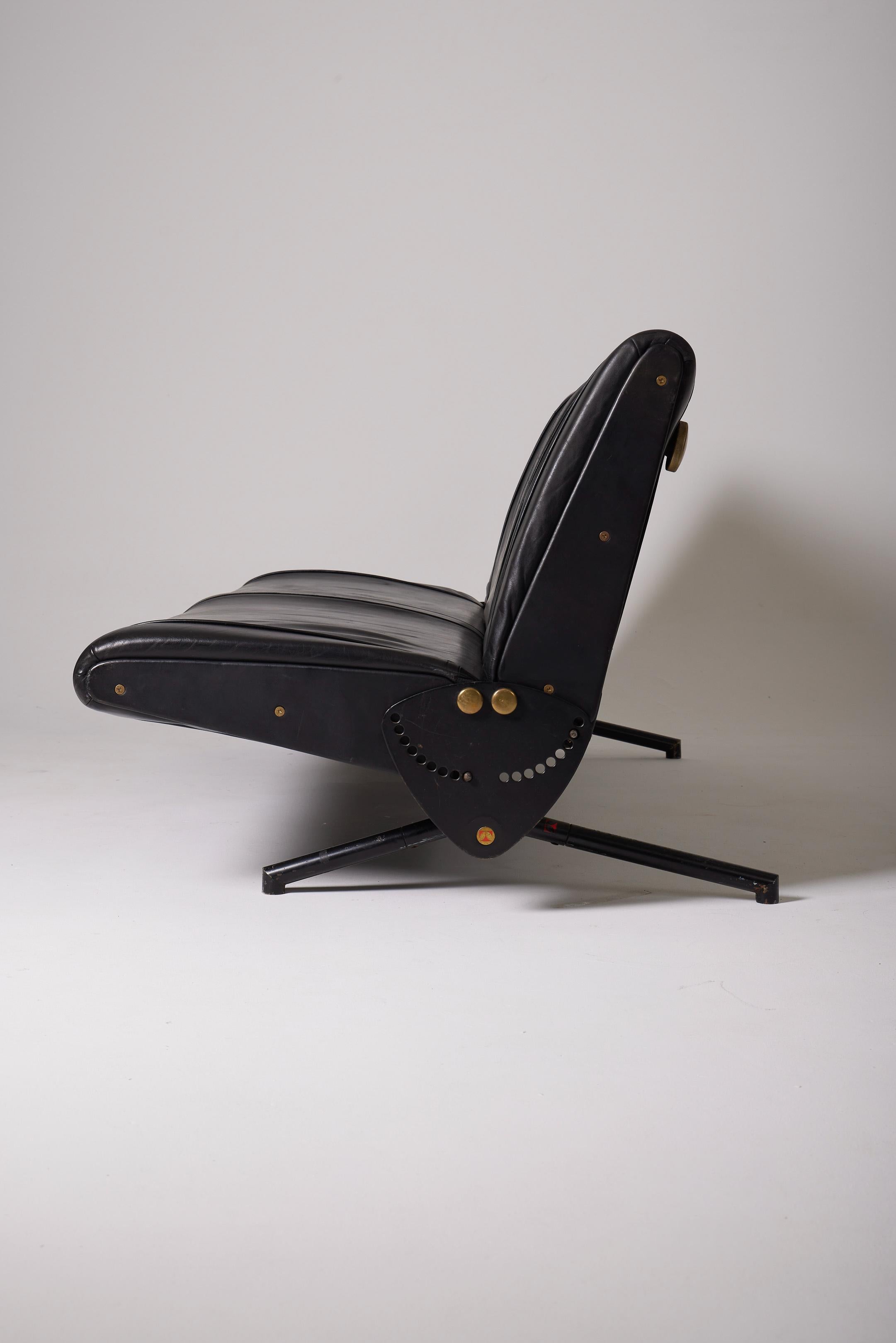 Leather sofa D70 by Osvaldo Borsani 2