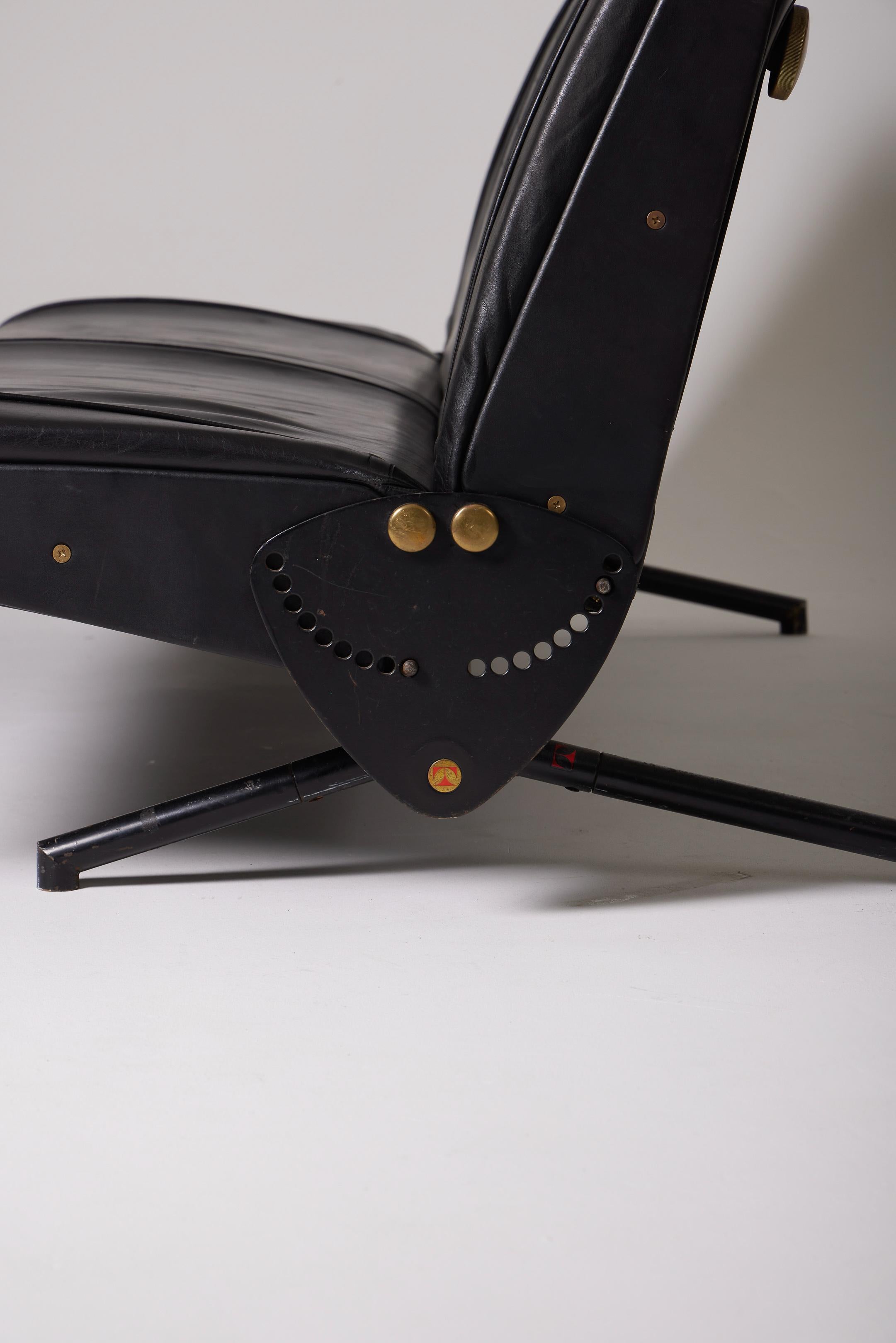 Leather sofa D70 by Osvaldo Borsani 3