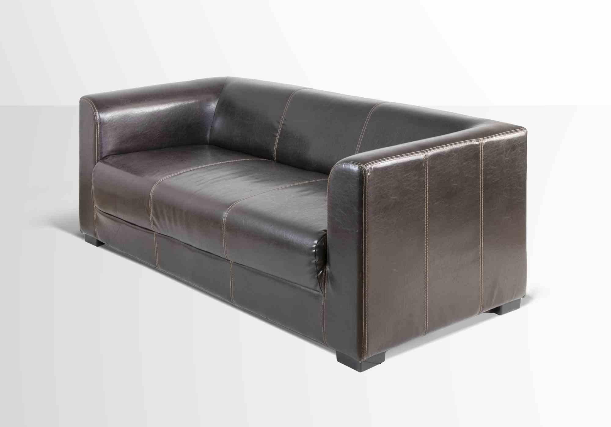  Le canapé en cuir est un meuble design réalisé par la production italienne des années 1960.

Original Upholstery.

Bon état à l'exception de légères piqûres du fil de couture.