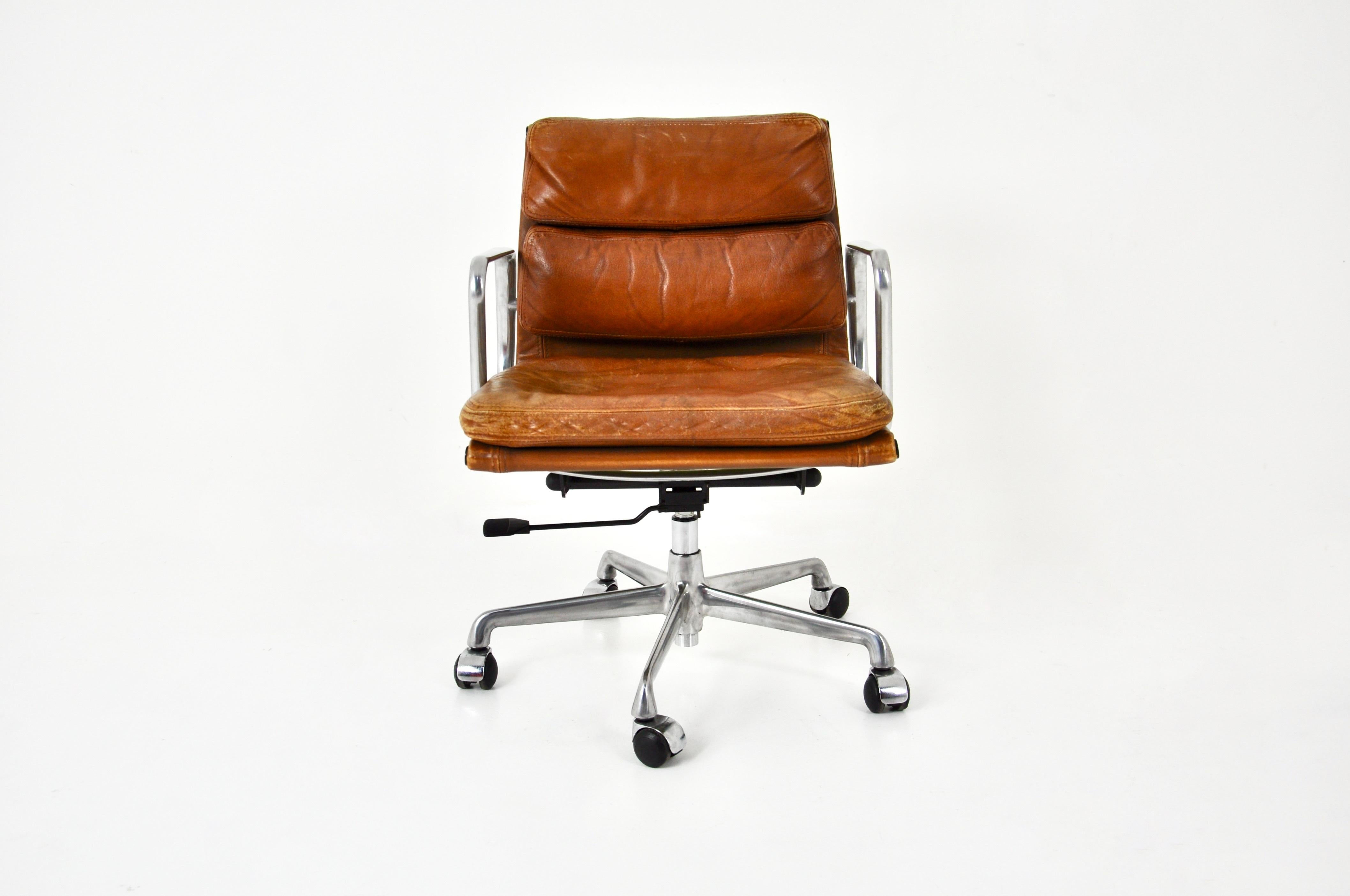 Leather Soft Pad Chair by Charles and Ray Eames for Icf, 1970s In Good Condition In bruxelles, BE