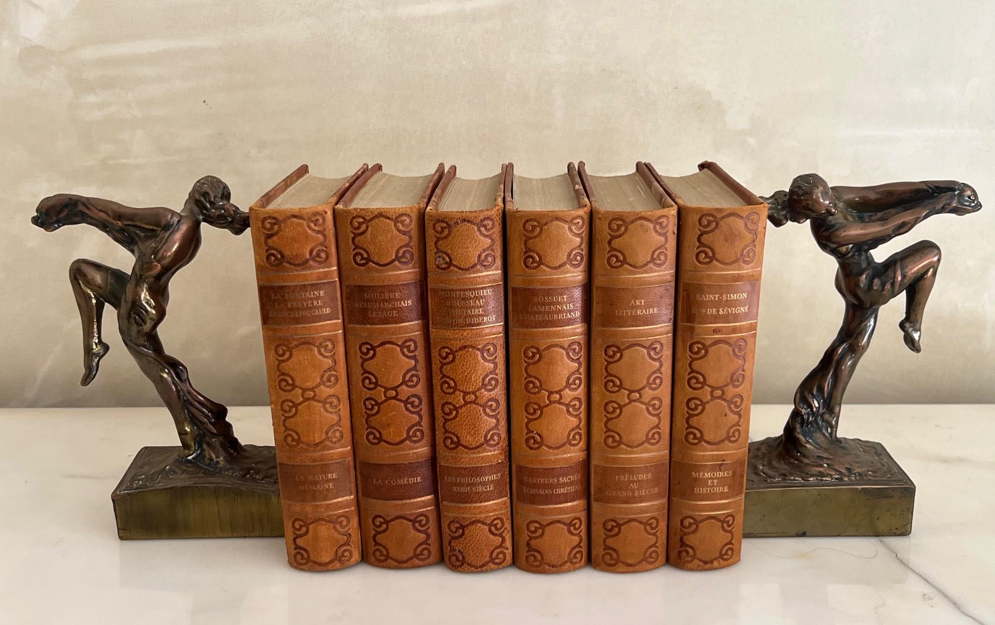 Lote de cinco libros en francés con lomo de cuero marrón, los nombres son los siguientes:
La Nature Humane
La Comedia
Los Filósofos 
Crateurs Sacres
Preludios y Grand Siecle
Memorias e Historia

Cada libro mide 7,25 x 5
