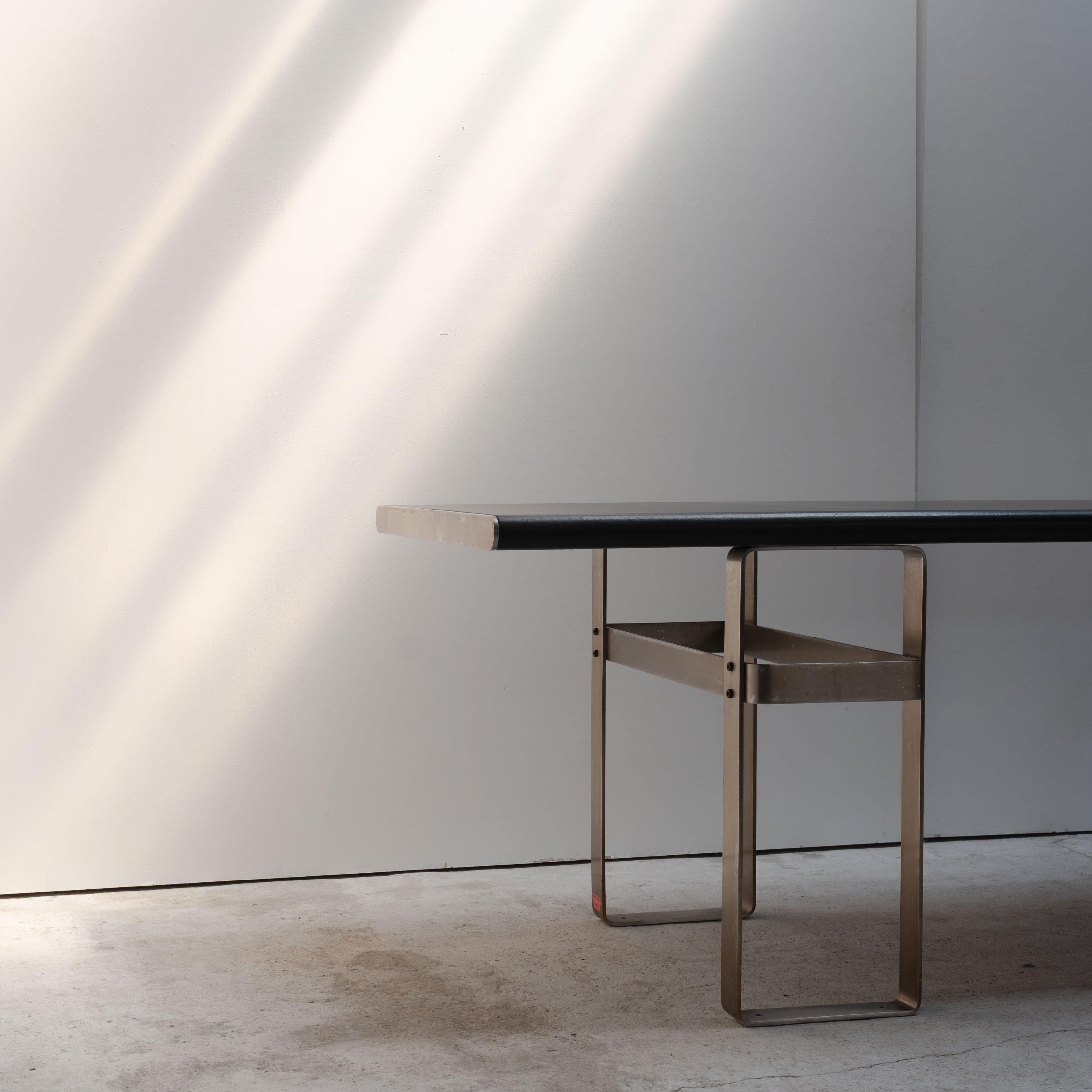 Mesa de cuero y acero para Gavina, años 70, Italia siglo XX en venta