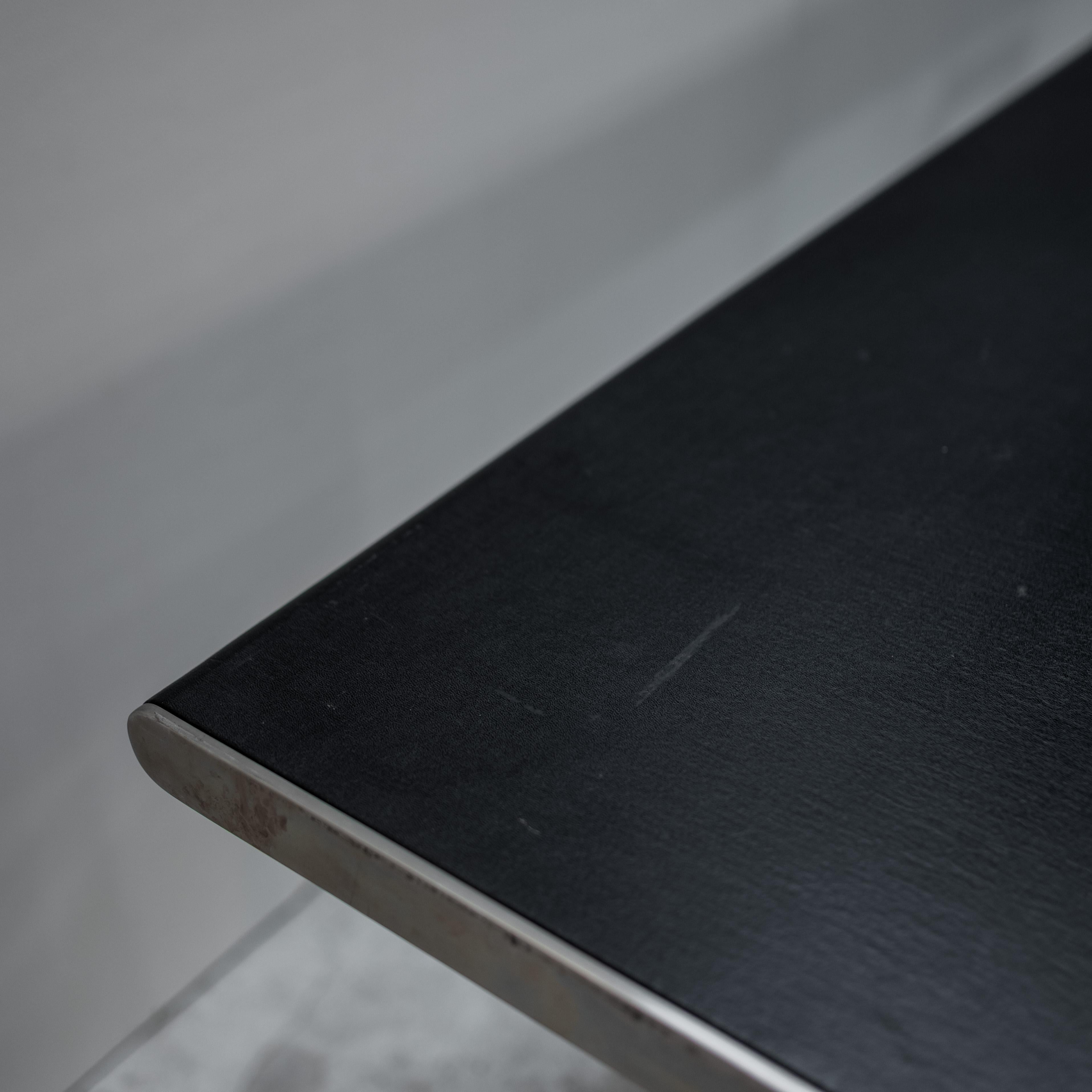 Mesa de cuero y acero para Gavina, años 70, Italia en venta 3