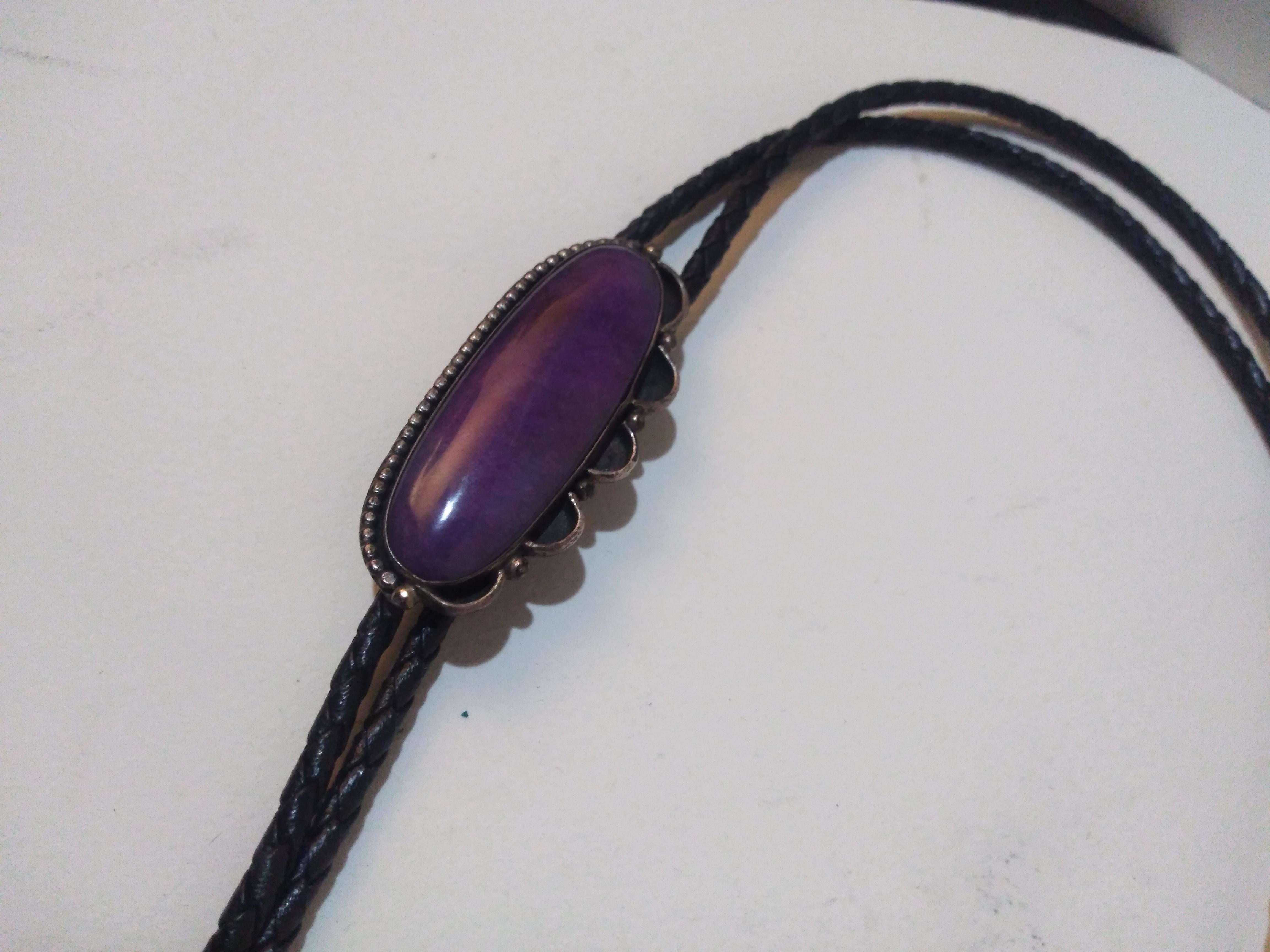 Cravatta Western Bolo in pelle, argento e charoite In condizioni buone in vendita a Pasadena, TX