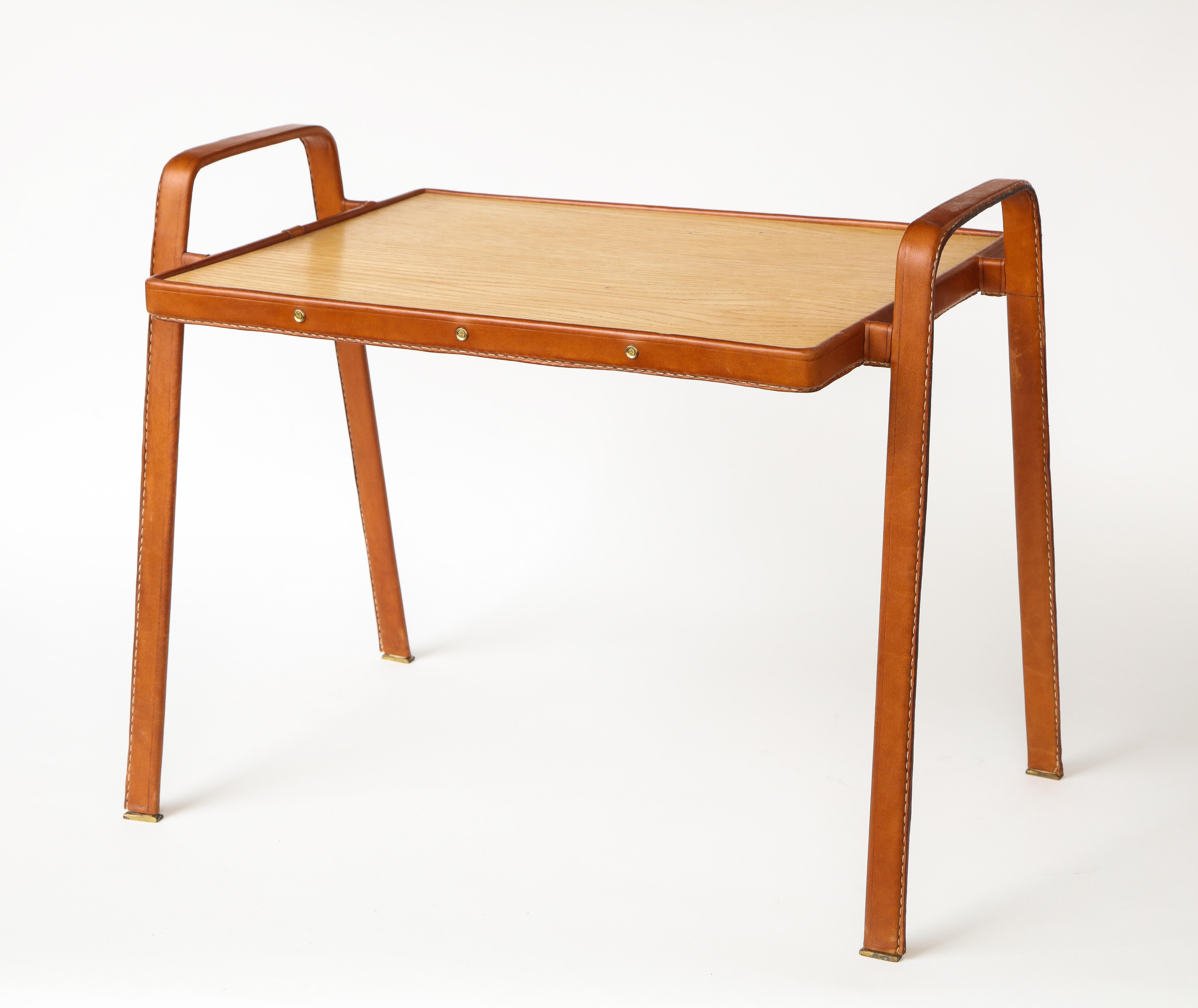 Moderne Table d'appoint cousue en cuir de Jacques Adnet, vers 1950 en vente