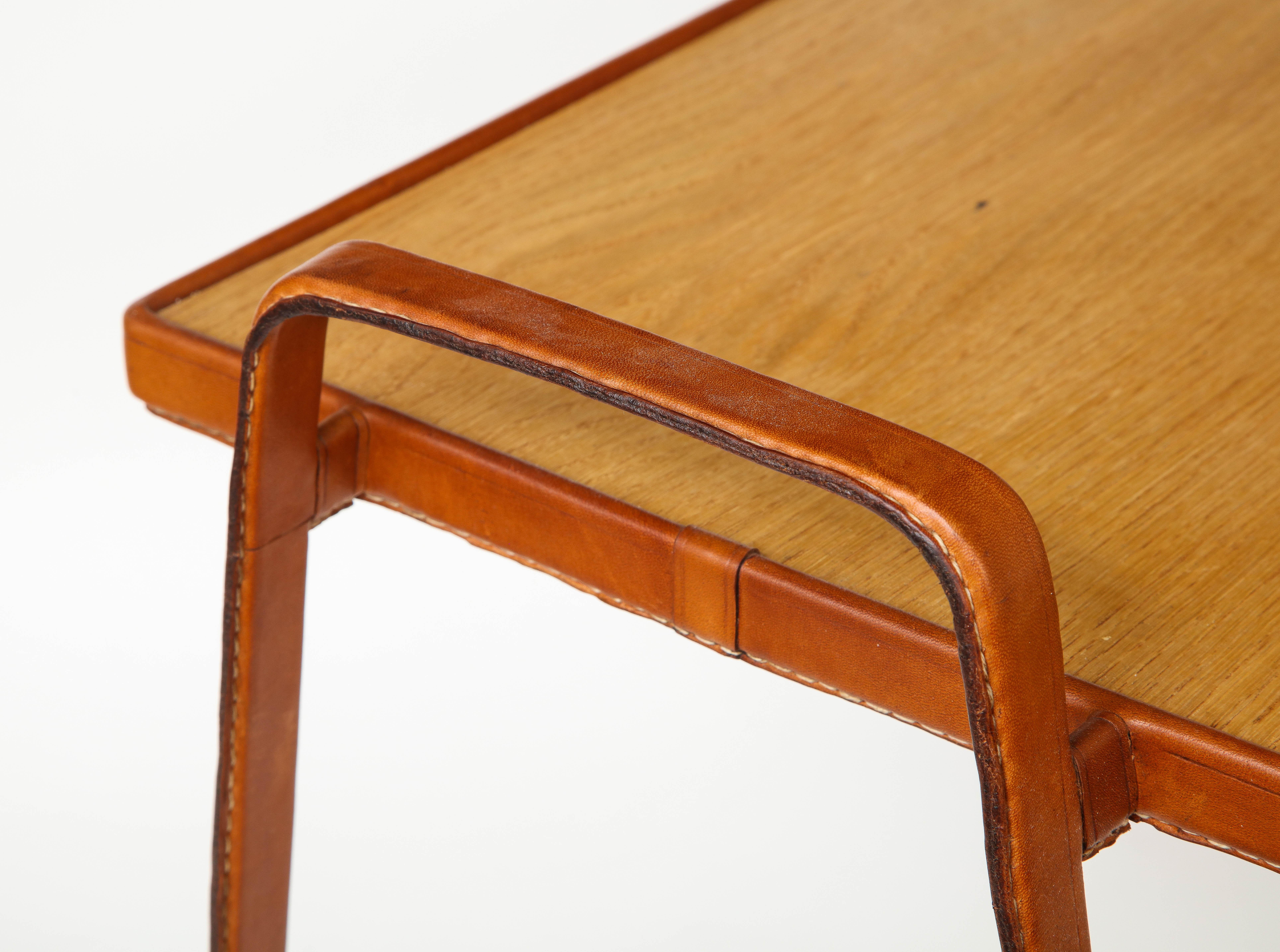 Milieu du XXe siècle Table d'appoint cousue en cuir de Jacques Adnet, vers 1950 en vente
