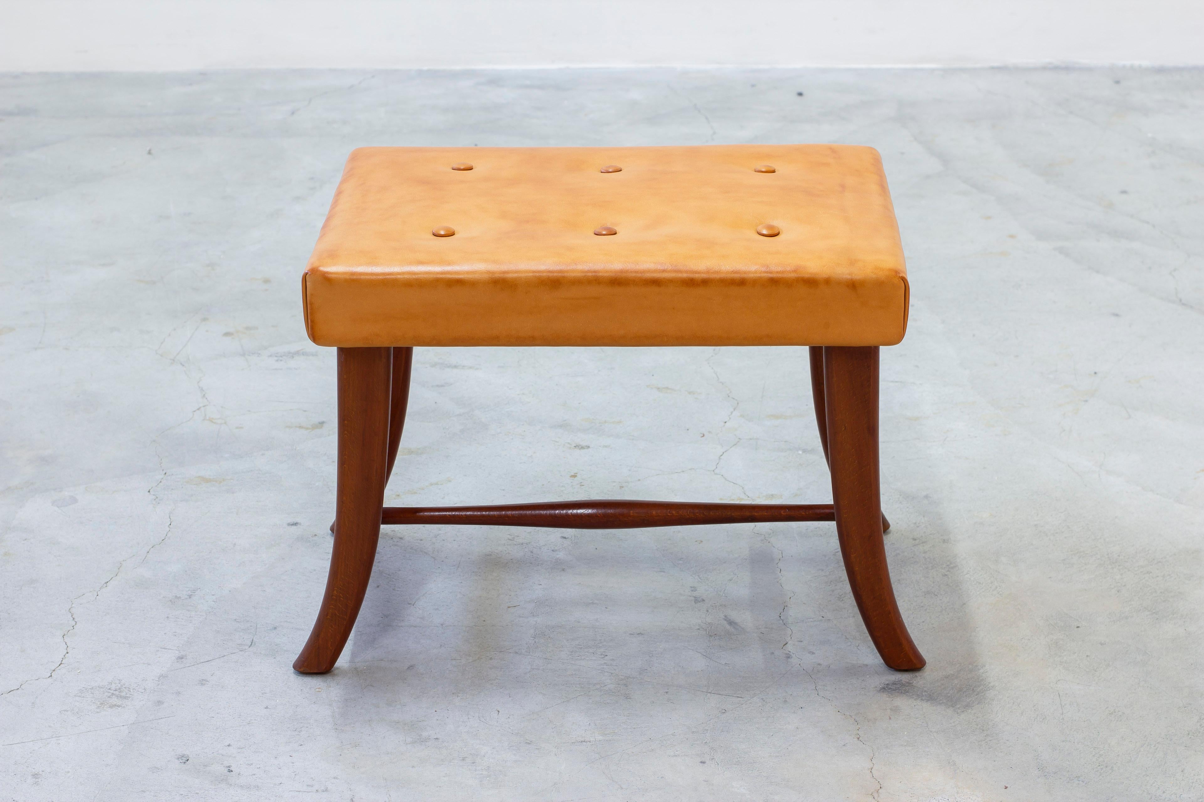 Scandinave moderne Tabouret en cuir à la manière de Josef Frank et Svenskt Tenn, années 1940-50 en vente