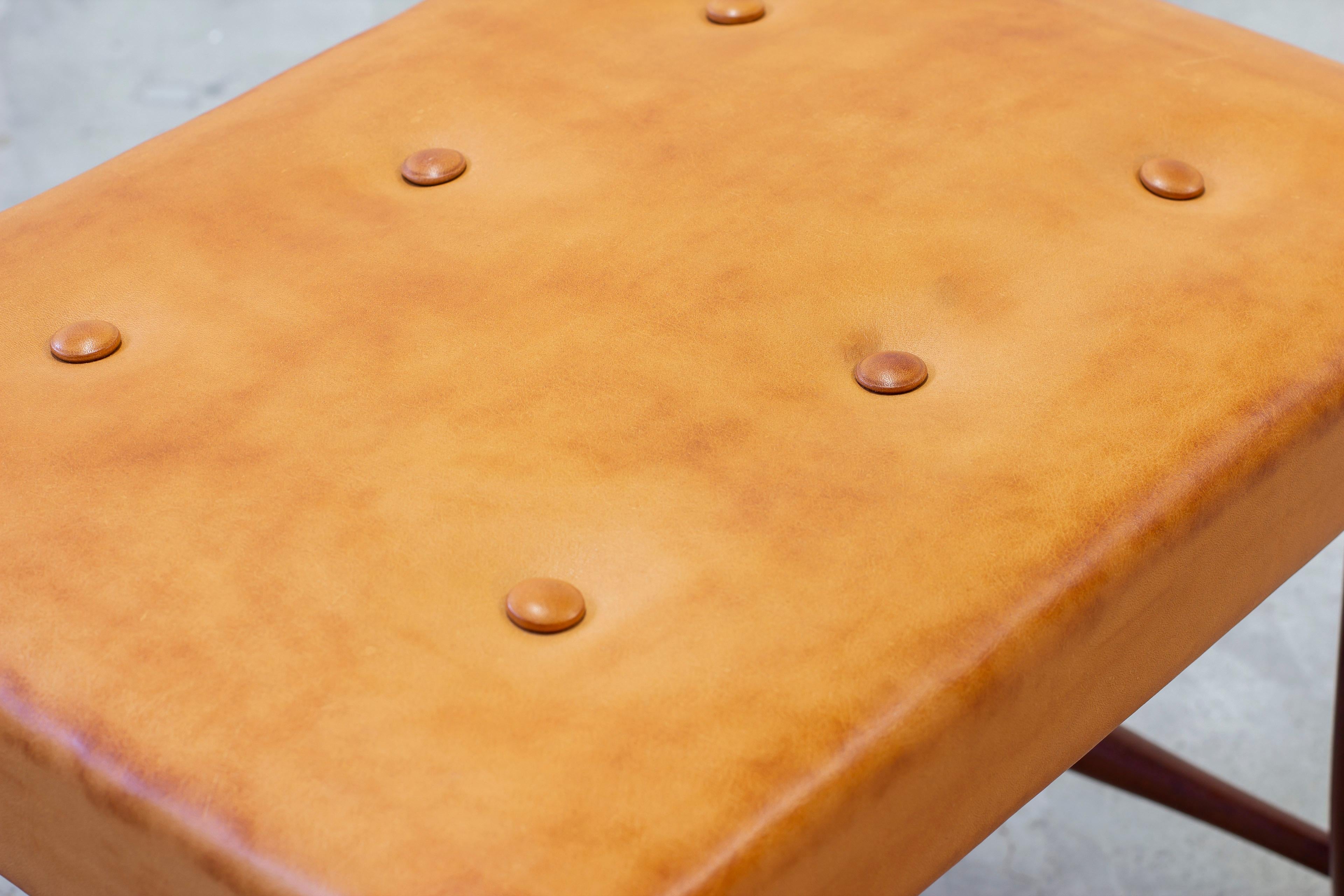 Tabouret en cuir à la manière de Josef Frank et Svenskt Tenn, années 1940-50 Bon état - En vente à Hägersten, SE