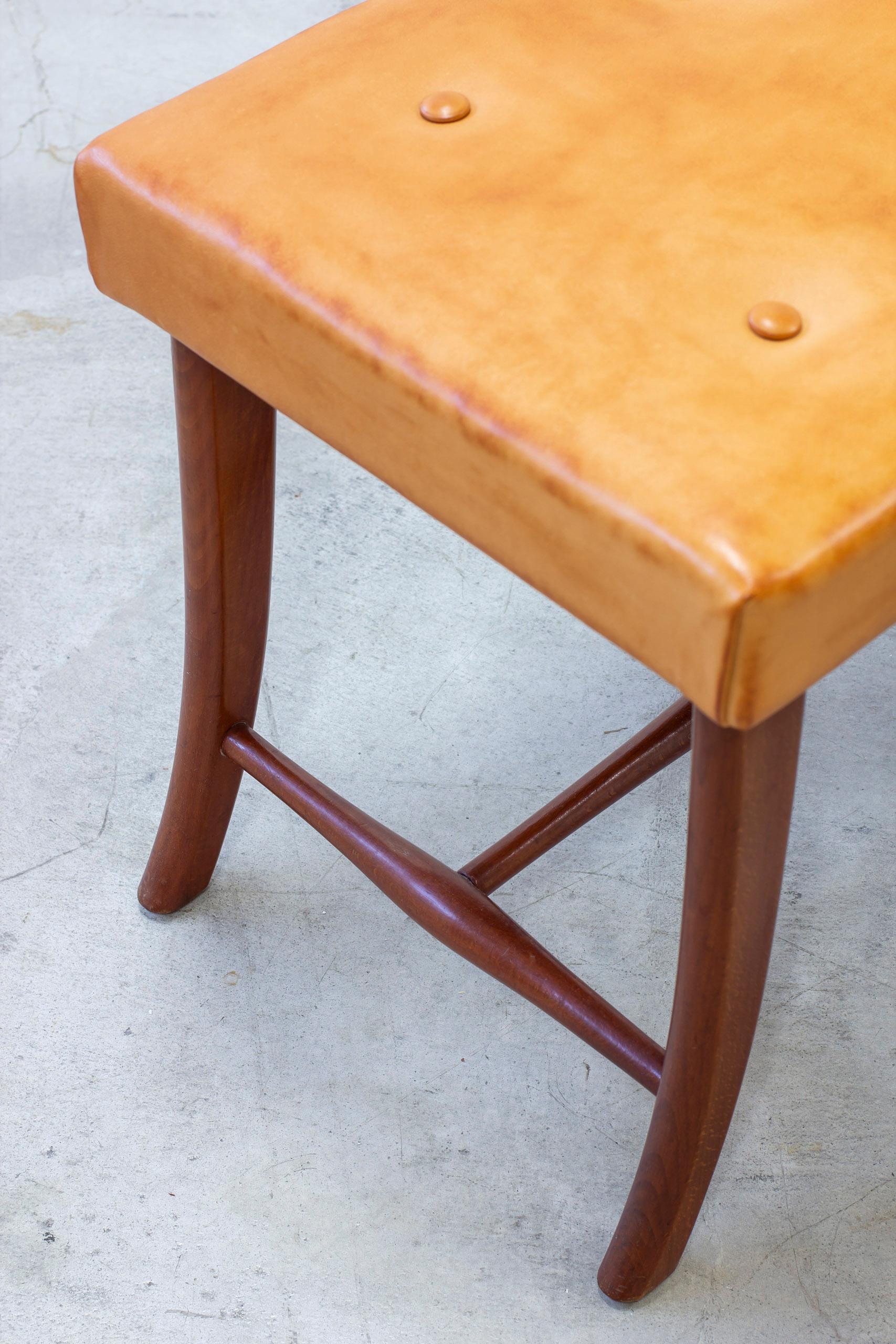 Milieu du XXe siècle Tabouret en cuir à la manière de Josef Frank et Svenskt Tenn, années 1940-50 en vente