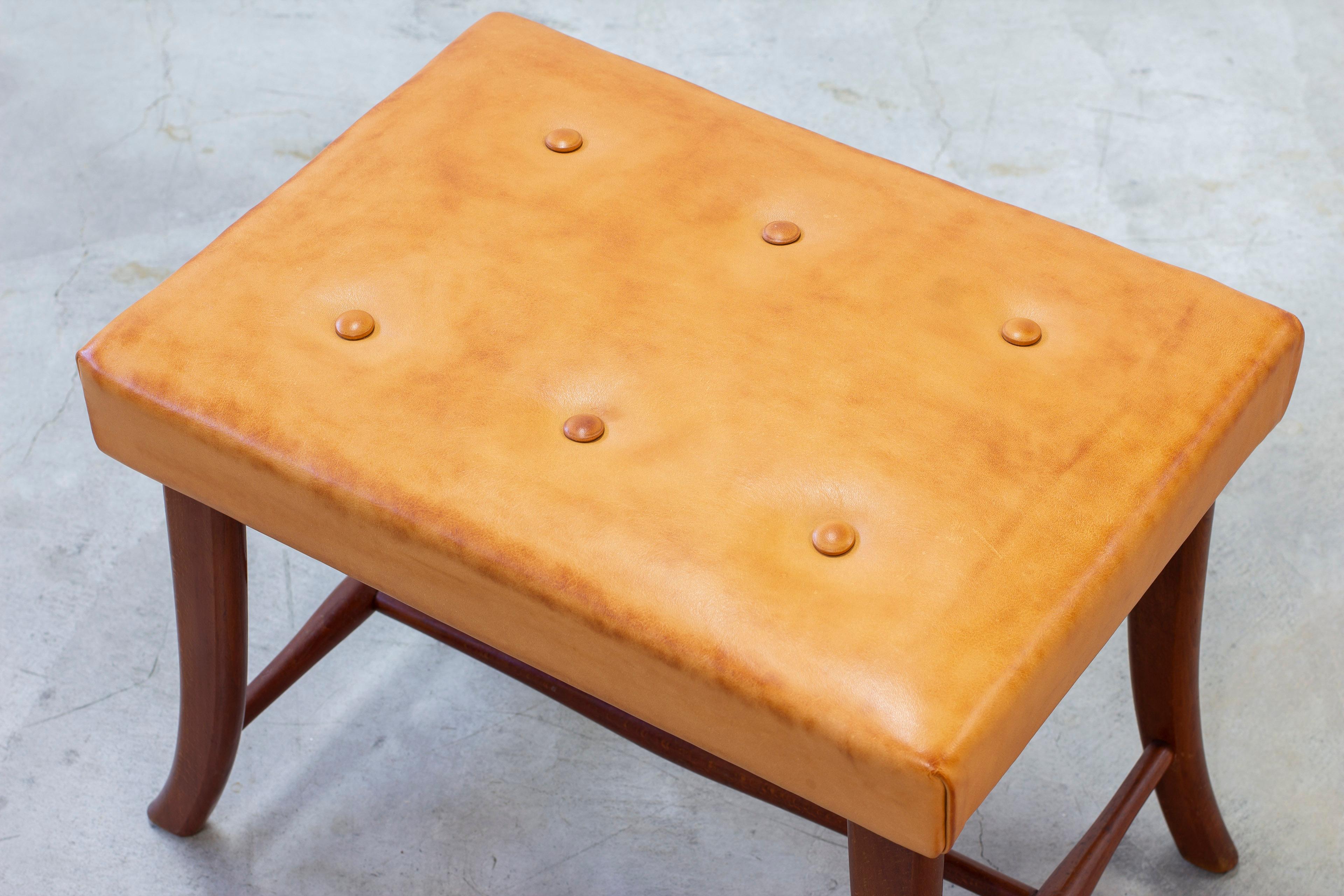 Cuir Tabouret en cuir à la manière de Josef Frank et Svenskt Tenn, années 1940-50 en vente