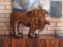 Taburete / Objeto de cuero de Dimitri Omersa, vendido por Abercrombie & Fitch, años 60