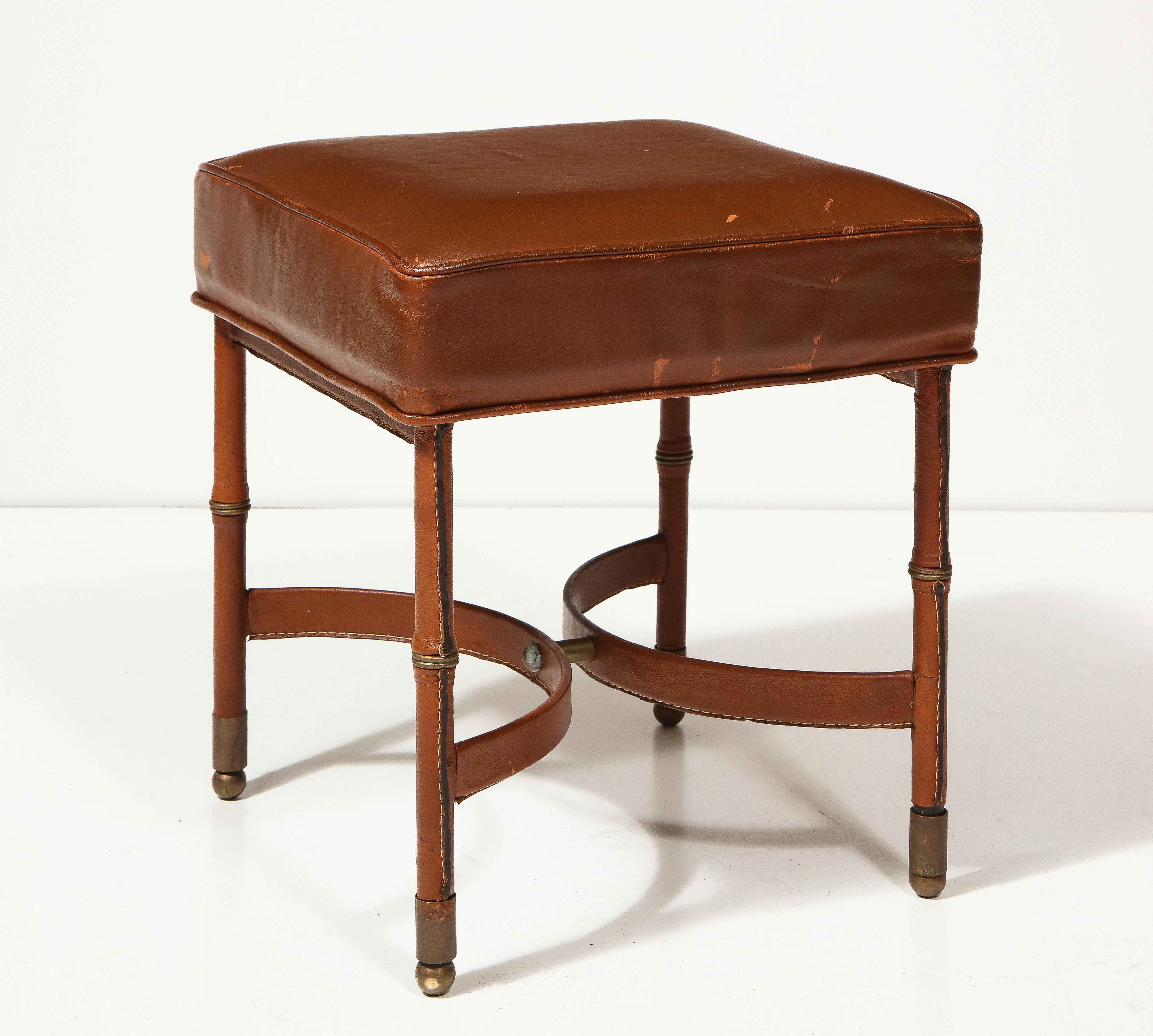 Moderne Tabouret en cuir avec pieds en laiton par Jacques Adnet, France, vers 1940 en vente