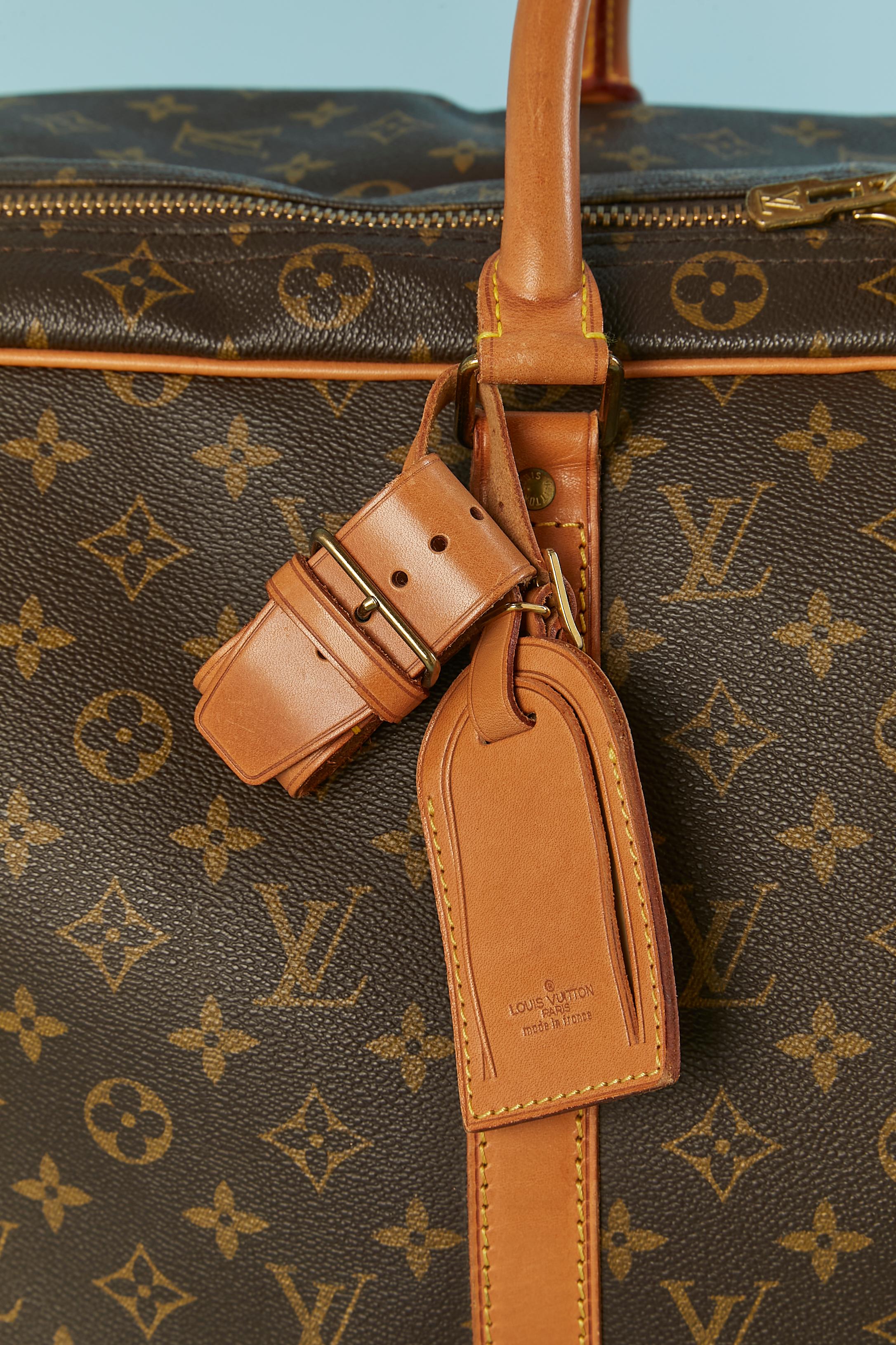 Leather suitcase with LV Monogram pattern. Zip closure all around. Name tag in leather + one short leather belt. Locker but no more key. Cotton lining. One flat pocket inside the top plat with snap closure. Inside strap to keep the clothes together.