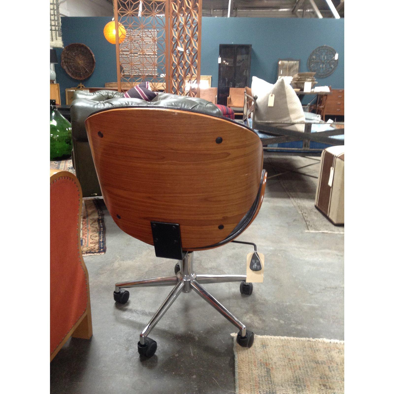 Leather Swan Swivel Office Chair In Good Condition In Los Angeles, CA