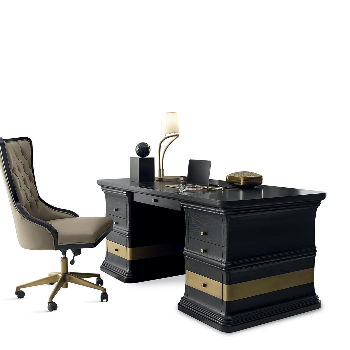 A refined piece of functional decor to be matched to any AR Arredamenti writing desk, this stunning swivel chair will elevate the look of a private study. Resting on a swiveling base of burnished brass, the black-lacquered ashwood seat features a