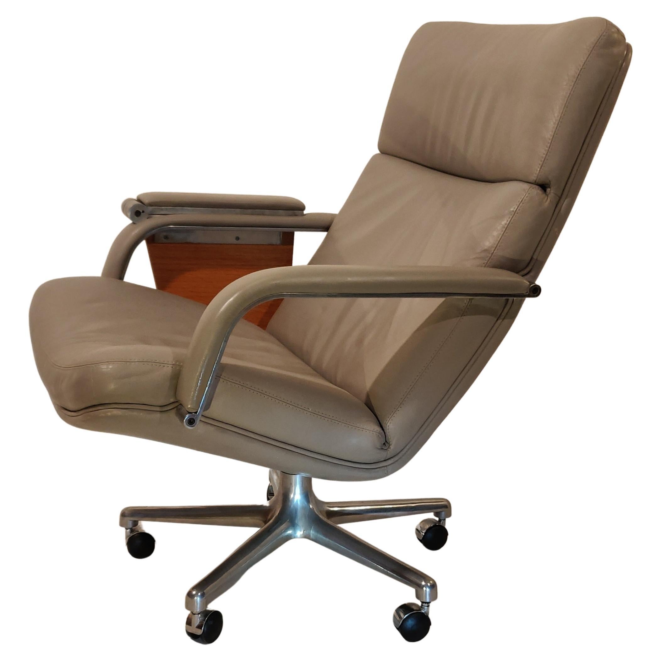 Sonderausführung des easy swivel chair, Typ F141, entworfen von Geoffrey Harcourt für Artifort, 1970. Weicher grauer Lederbezug und 5-Fußgestell aus Aluminium auf Rollen. Speziell mit integrierter, ausziehbarer Holzschreibtafel. Sehr guter Zustand.