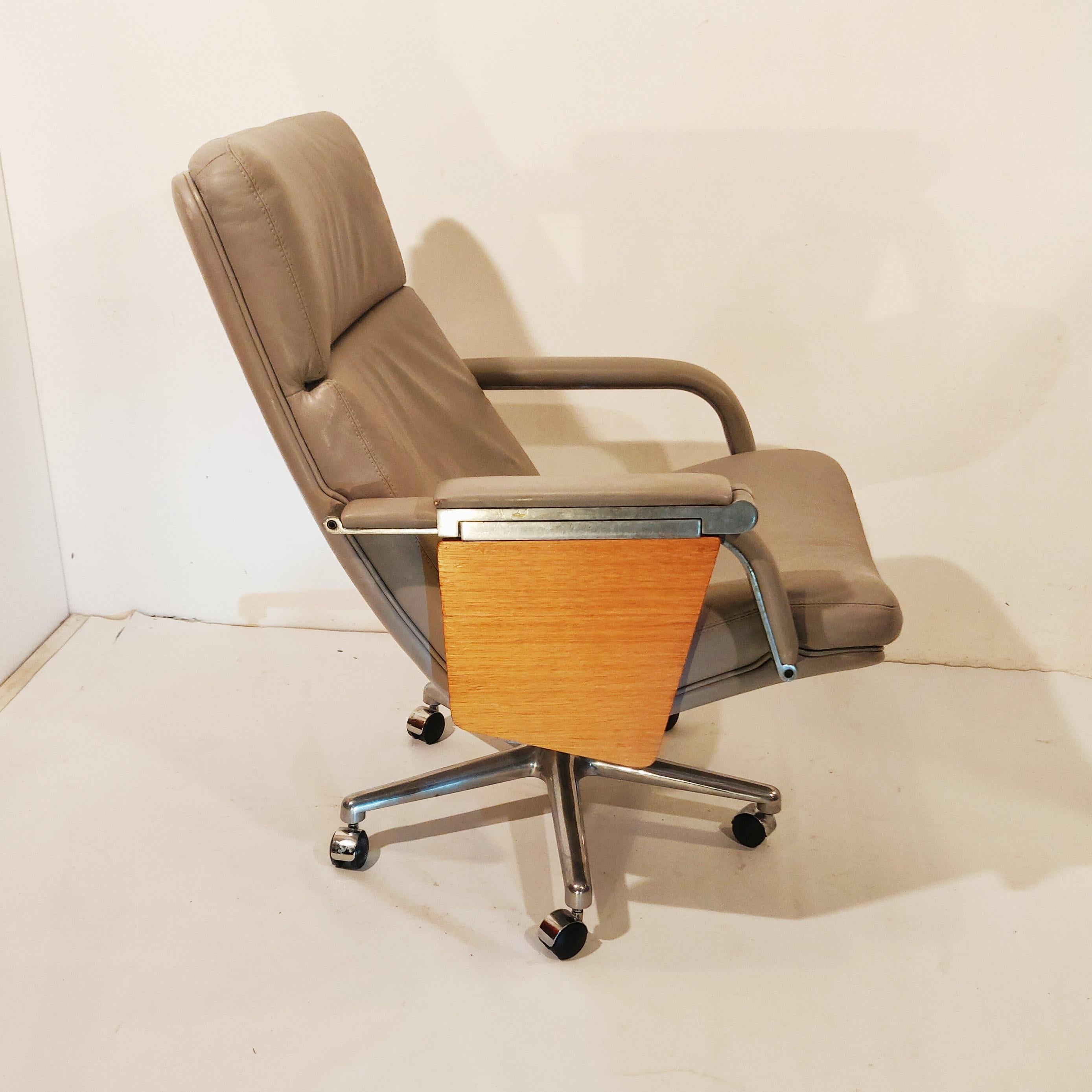 Leather Swivel Chair with Wooden Writing Board by Geoffrey Harcourt, 1970s In Good Condition For Sale In MIJDRECHT, NL