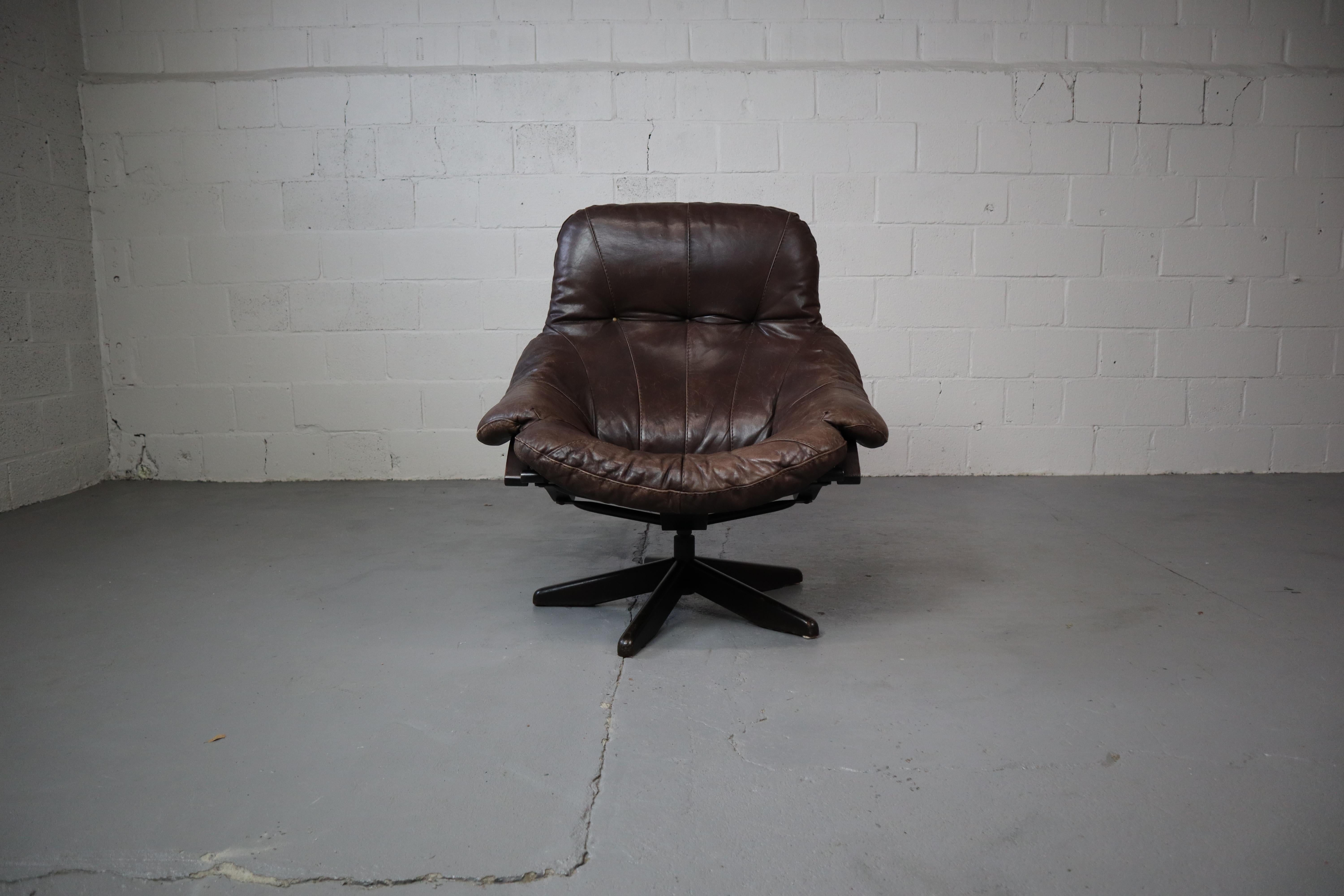 Sedia da salotto girevole in pelle di Gerald Easden per Module Furniture, anni '60 in vendita 3
