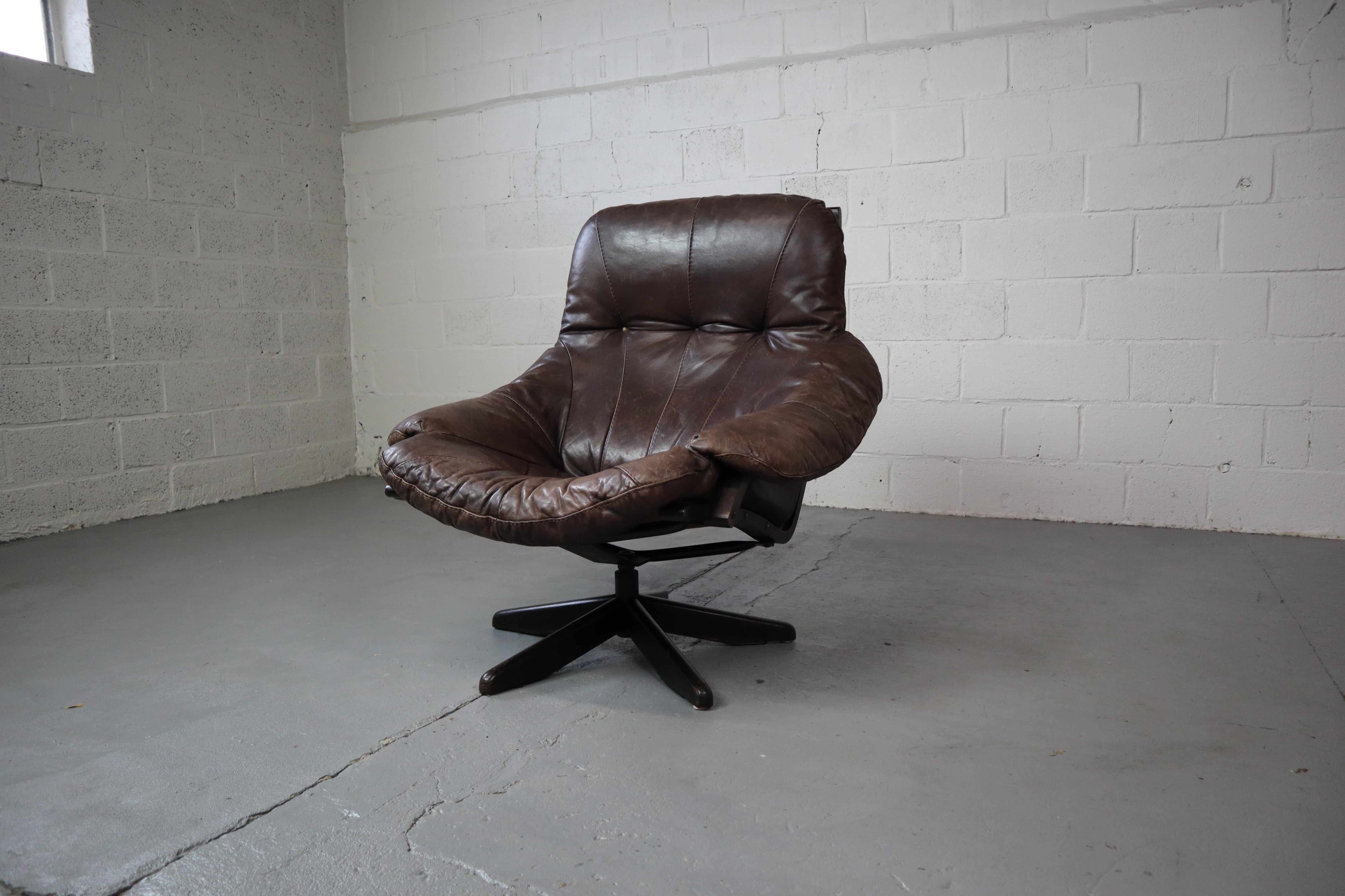 Sedia girevole in pelle di Gerald Easden per Module Furniture, anni '60!
Sedia girevole confortevole ed elegante con base a stella e struttura in legno di faggio.

Gerald Easden è stato un rinomato designer che ha contribuito in modo determinante a