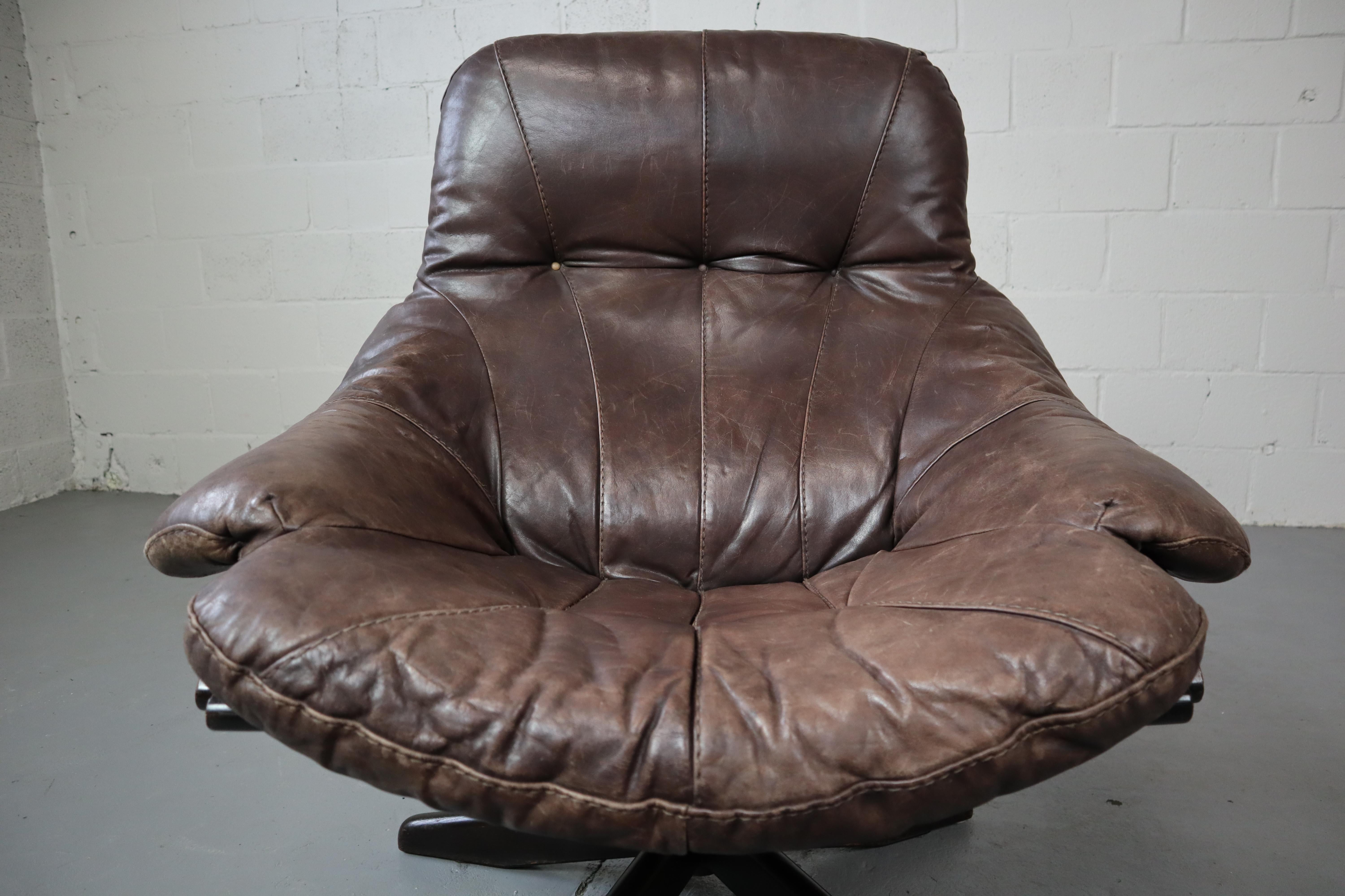Mid-Century moderno Sedia da salotto girevole in pelle di Gerald Easden per Module Furniture, anni '60 in vendita