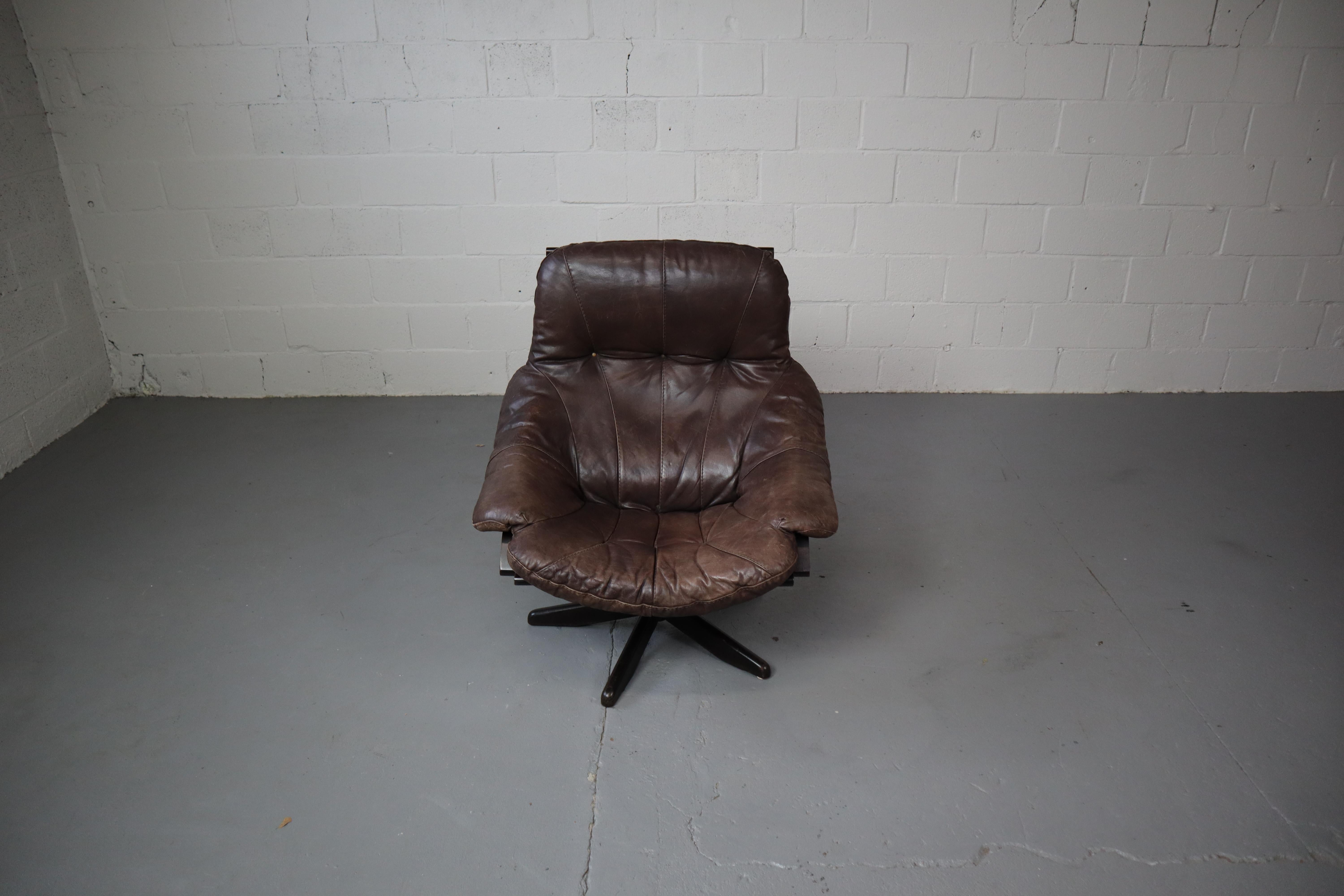 Sedia da salotto girevole in pelle di Gerald Easden per Module Furniture, anni '60 in vendita 2