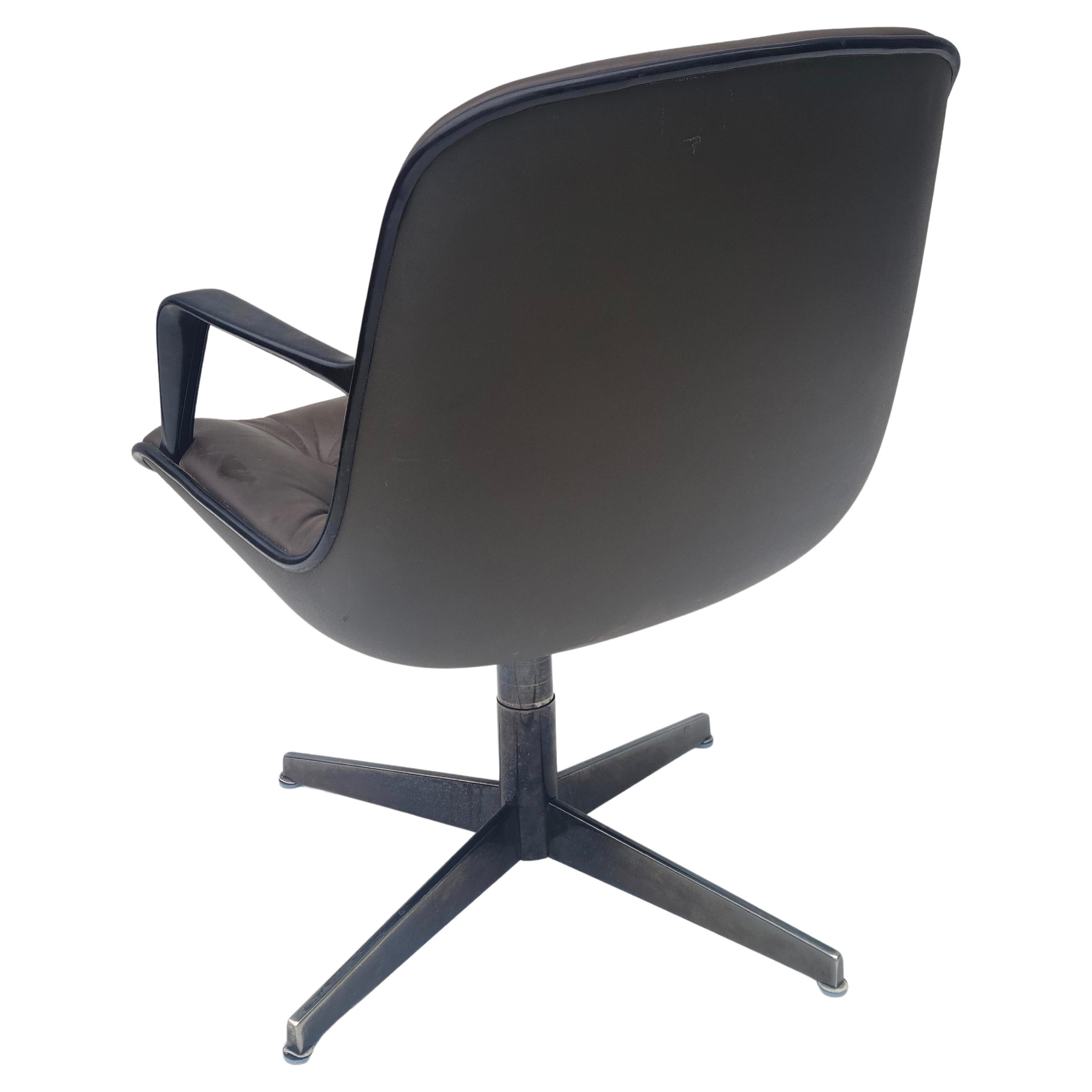 Please feel free to reach out for efficient shipping to your location.

Leather office lounge chair by Steelcase.
Bronze finish base. Brown Leather seating surface.
Swivels, adjusts.
