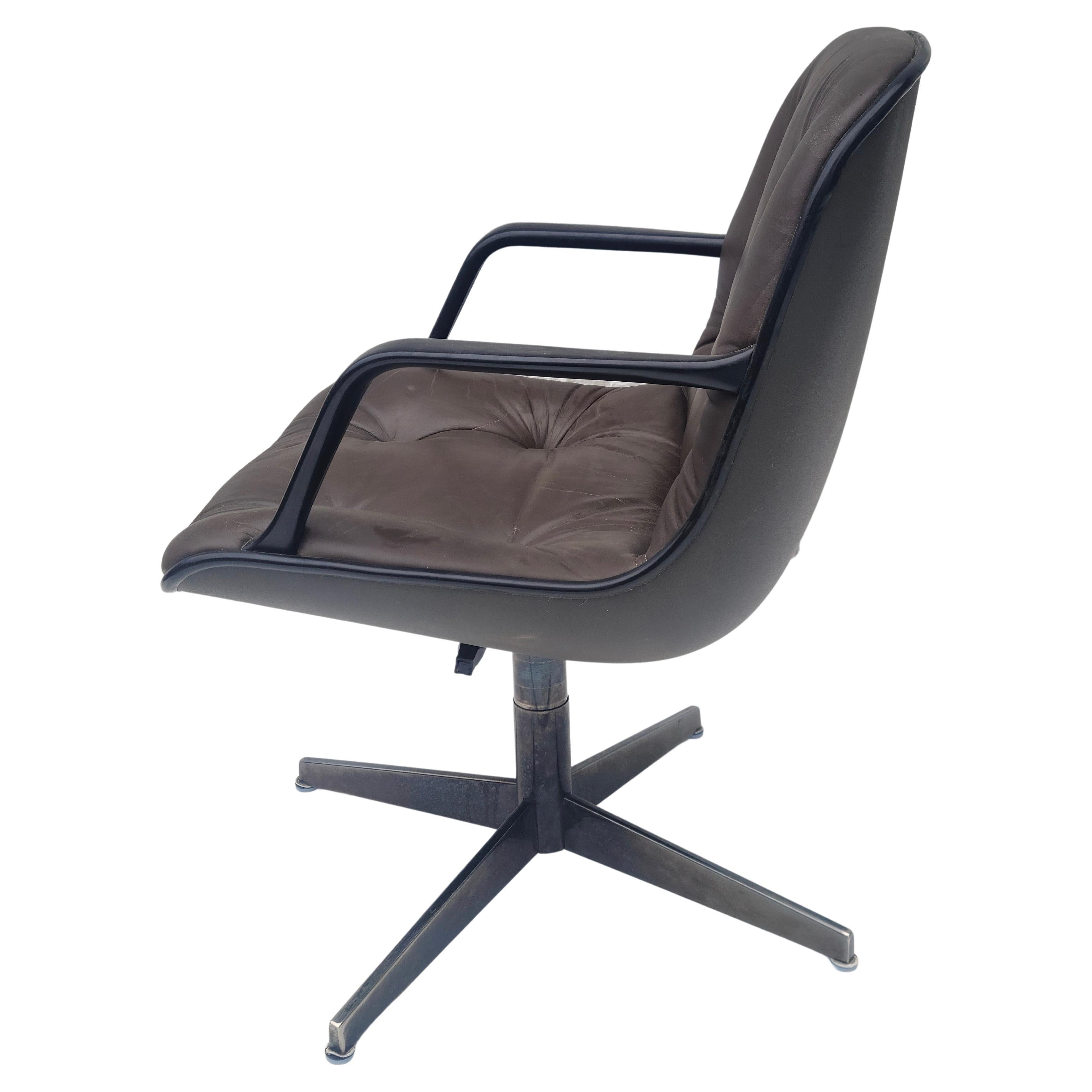 Leather Swivel Lounge Chair by Steelcase after Pollock Knoll In Good Condition In Fraser, MI