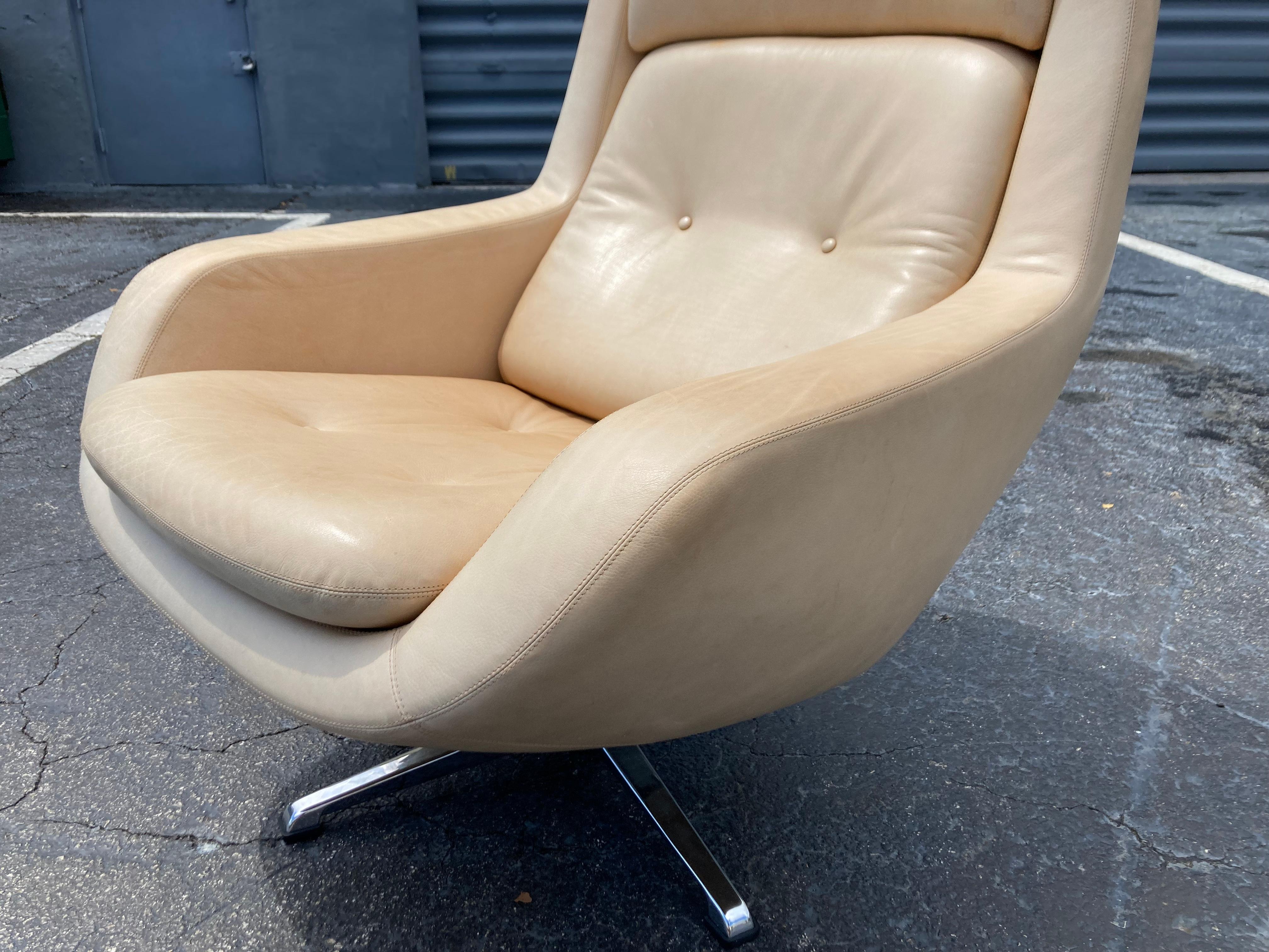 Leather Swivel Lounge Chair, Mid Century Modern Style For Sale 4