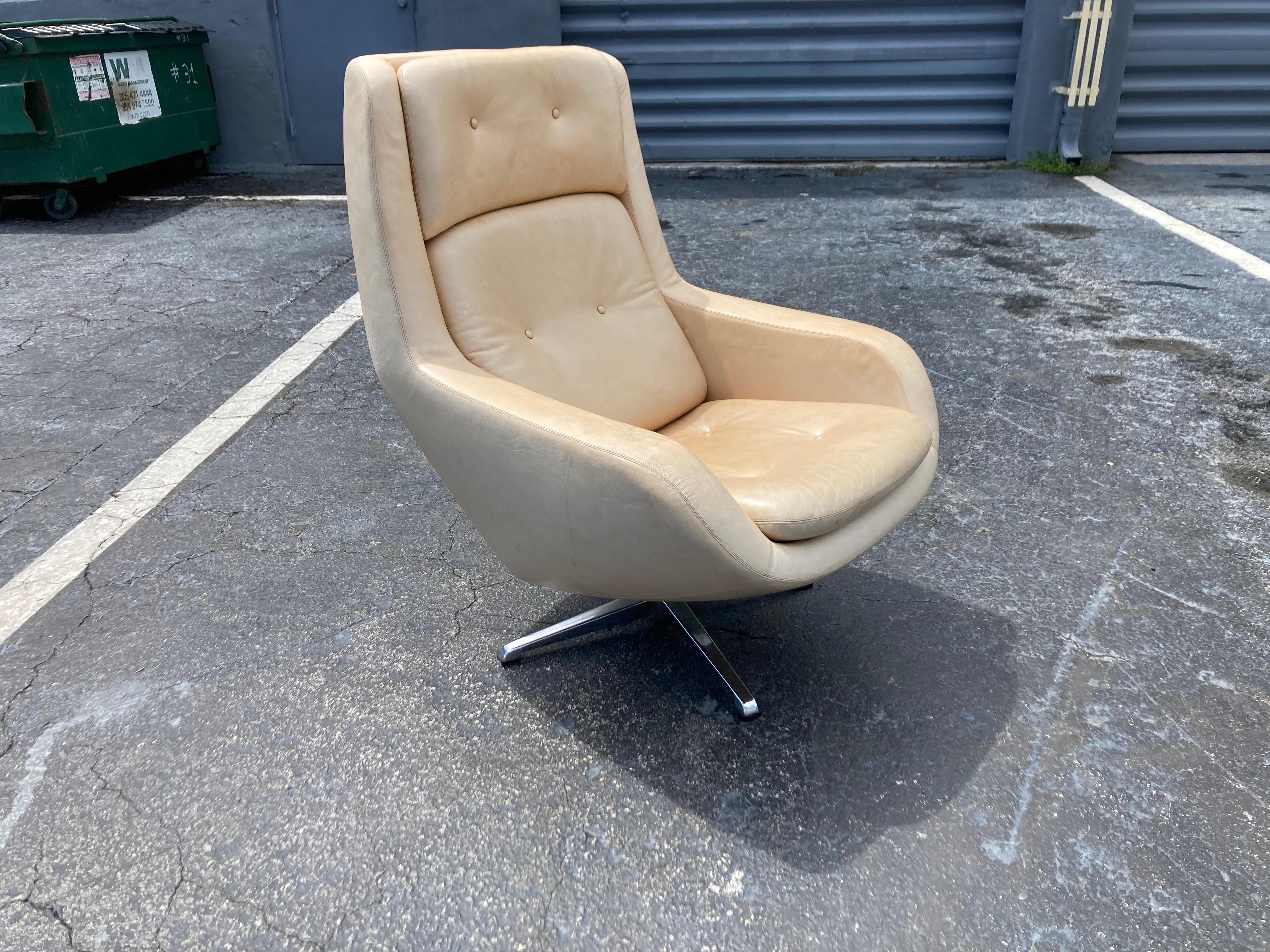Leather Swivel Lounge Chair, Mid Century Modern Style For Sale 7