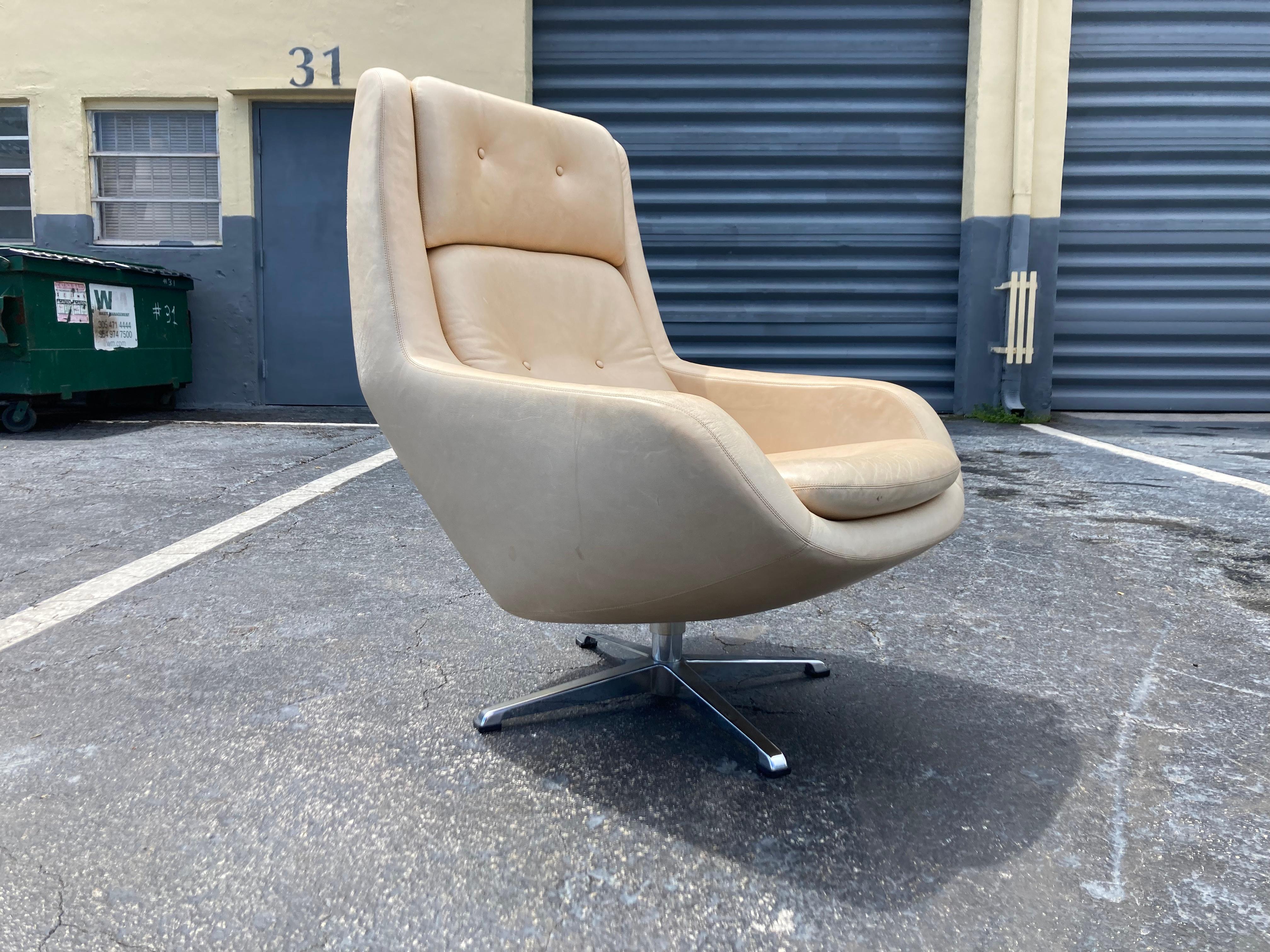 Leather Swivel Lounge Chair, Mid Century Modern Style For Sale 8