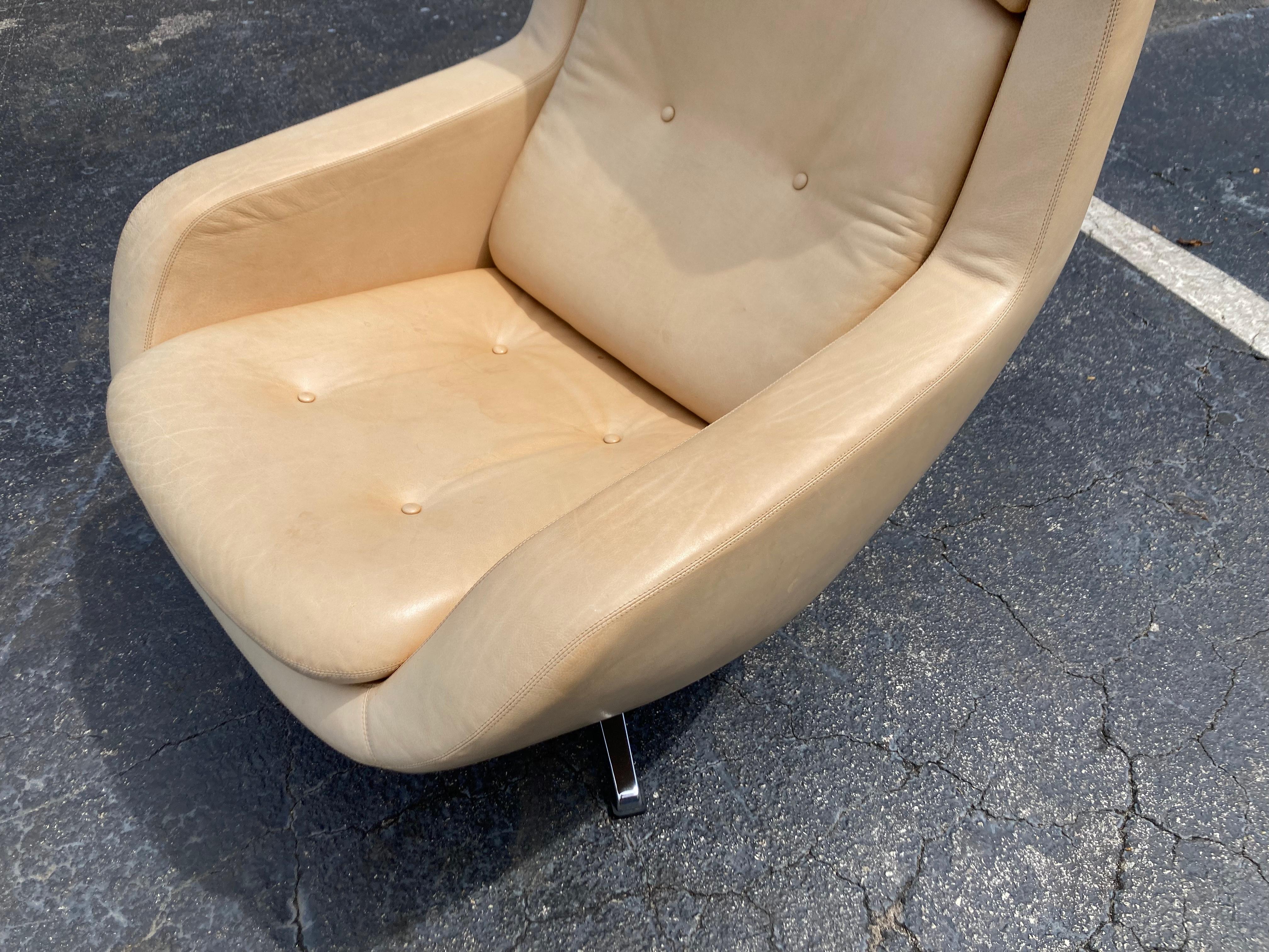 Leather Swivel Lounge Chair, Mid Century Modern Style For Sale 9