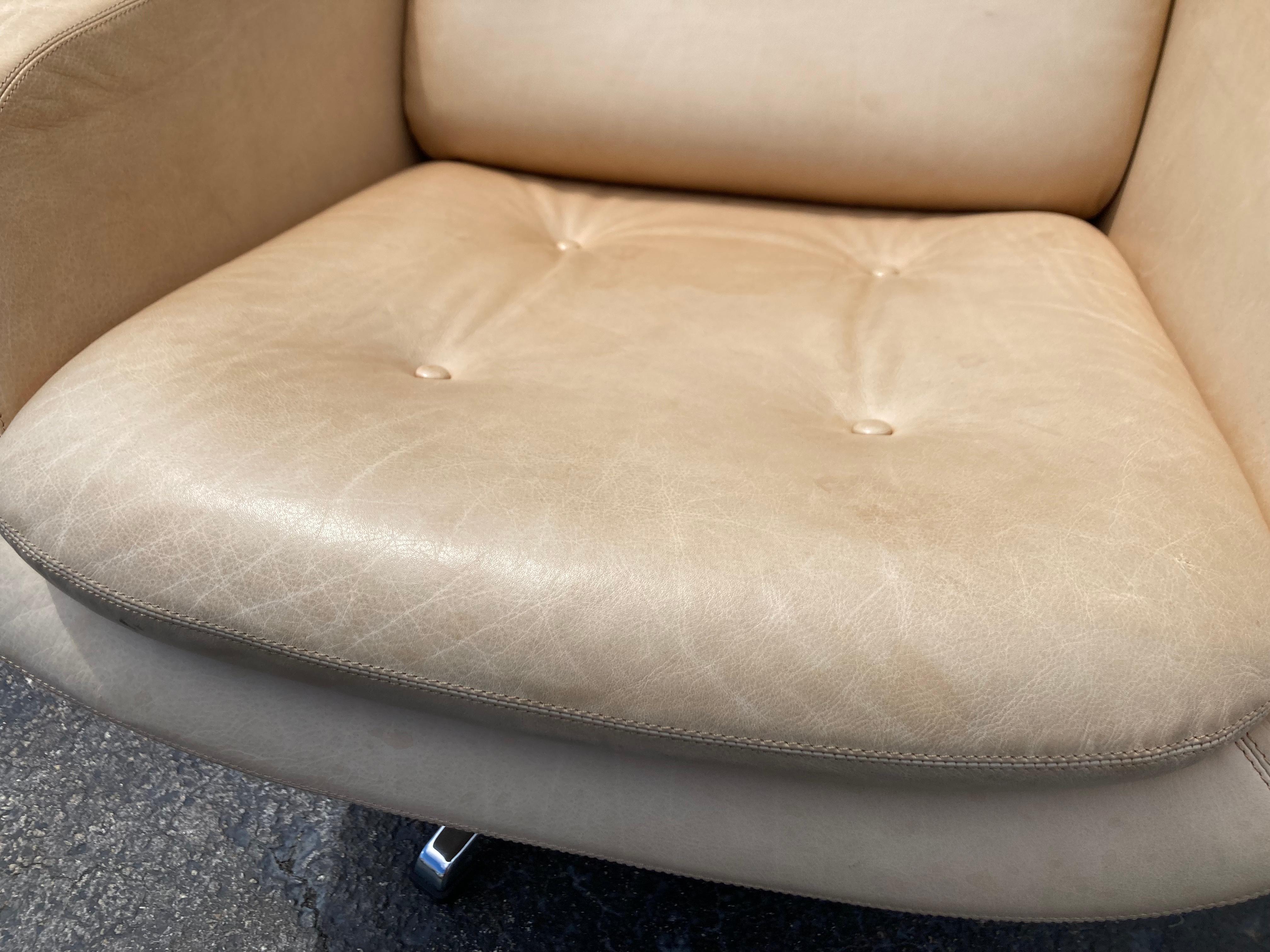 Leather Swivel Lounge Chair, Mid Century Modern Style For Sale 10
