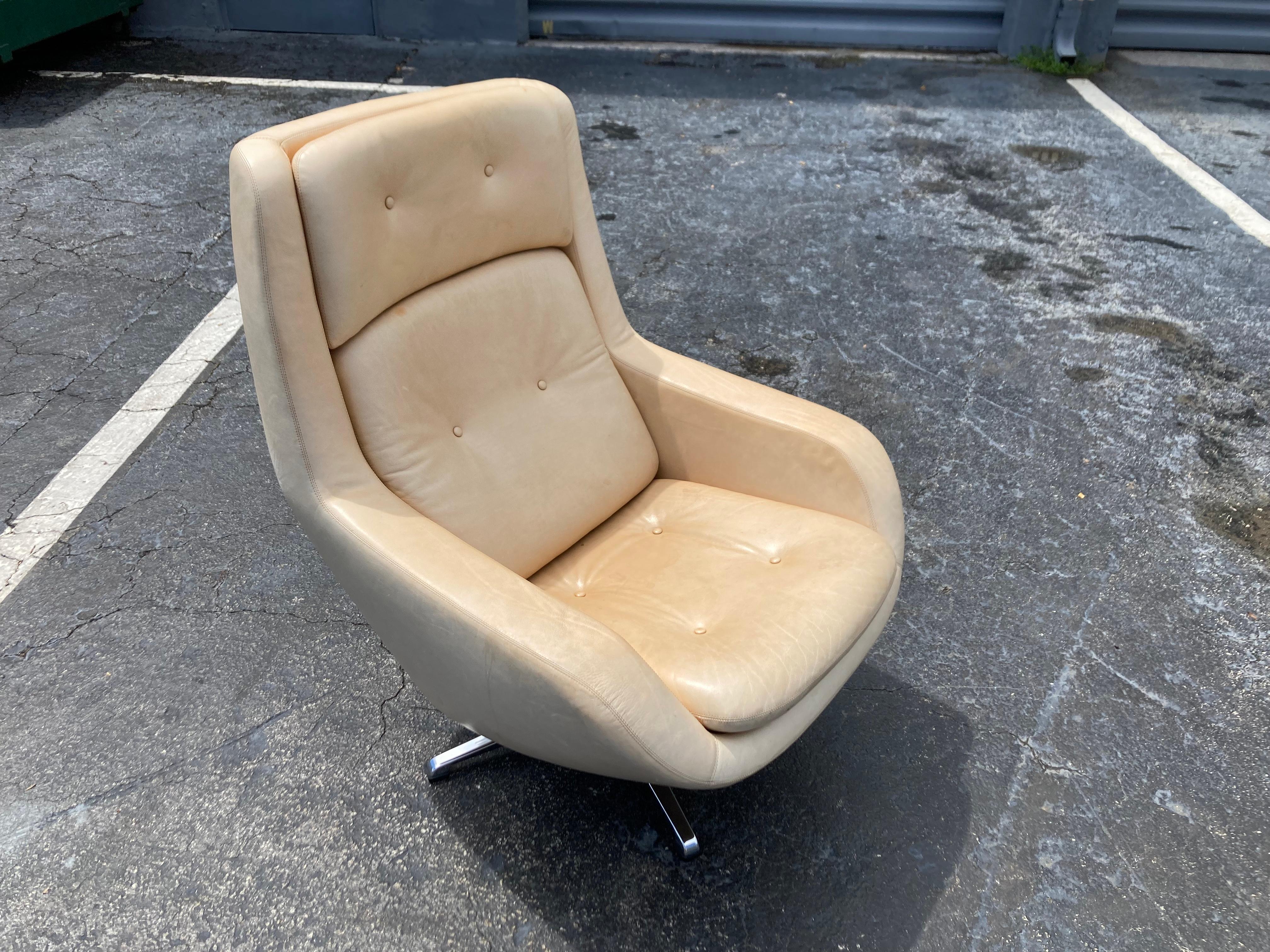 Leather Swivel Lounge Chair, Mid Century Modern Style For Sale 11