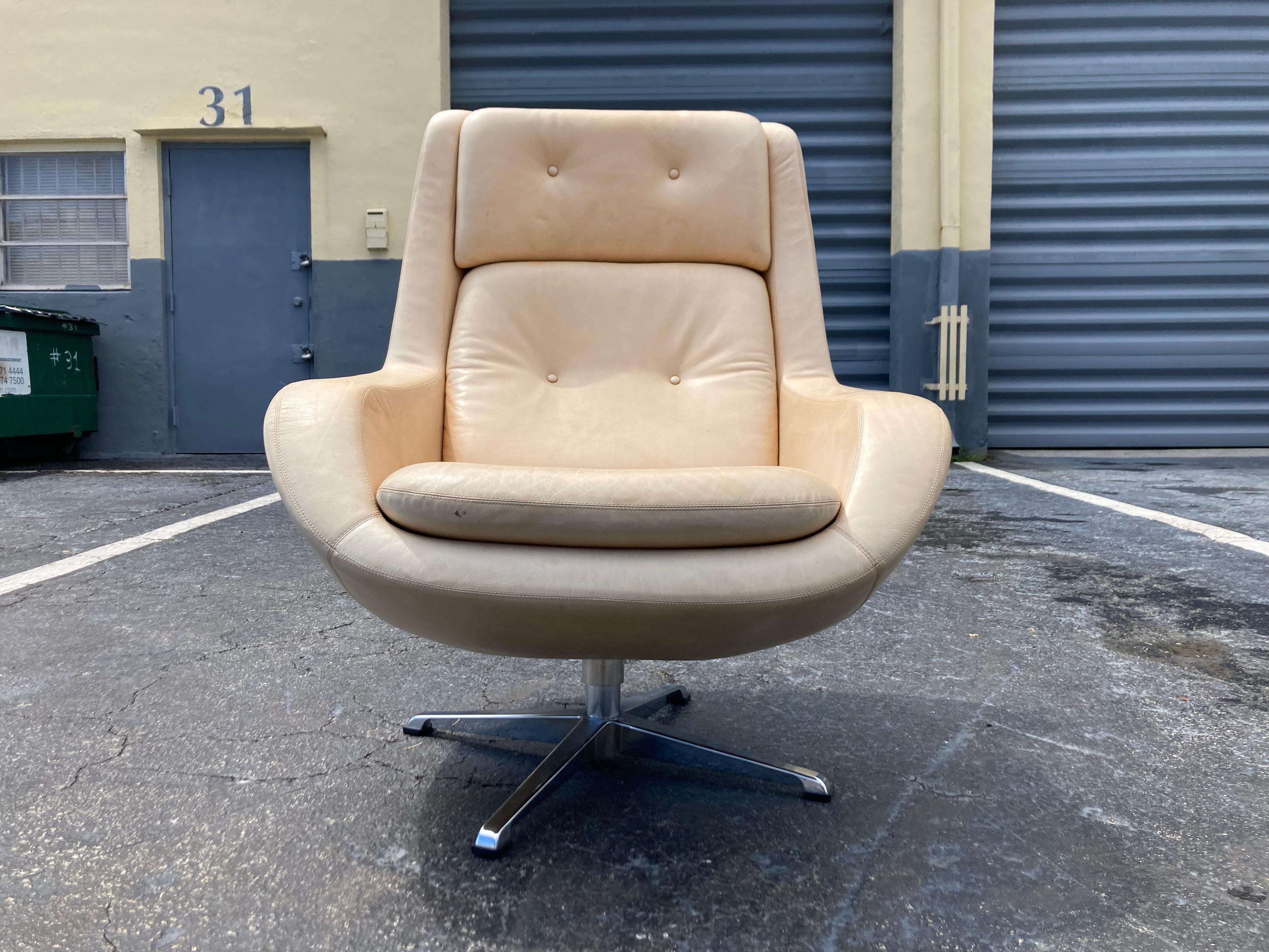 Great swivel lounge chair covered in beautiful aniline leather. Chair has some normal wear, please see all pictures. Thanks.