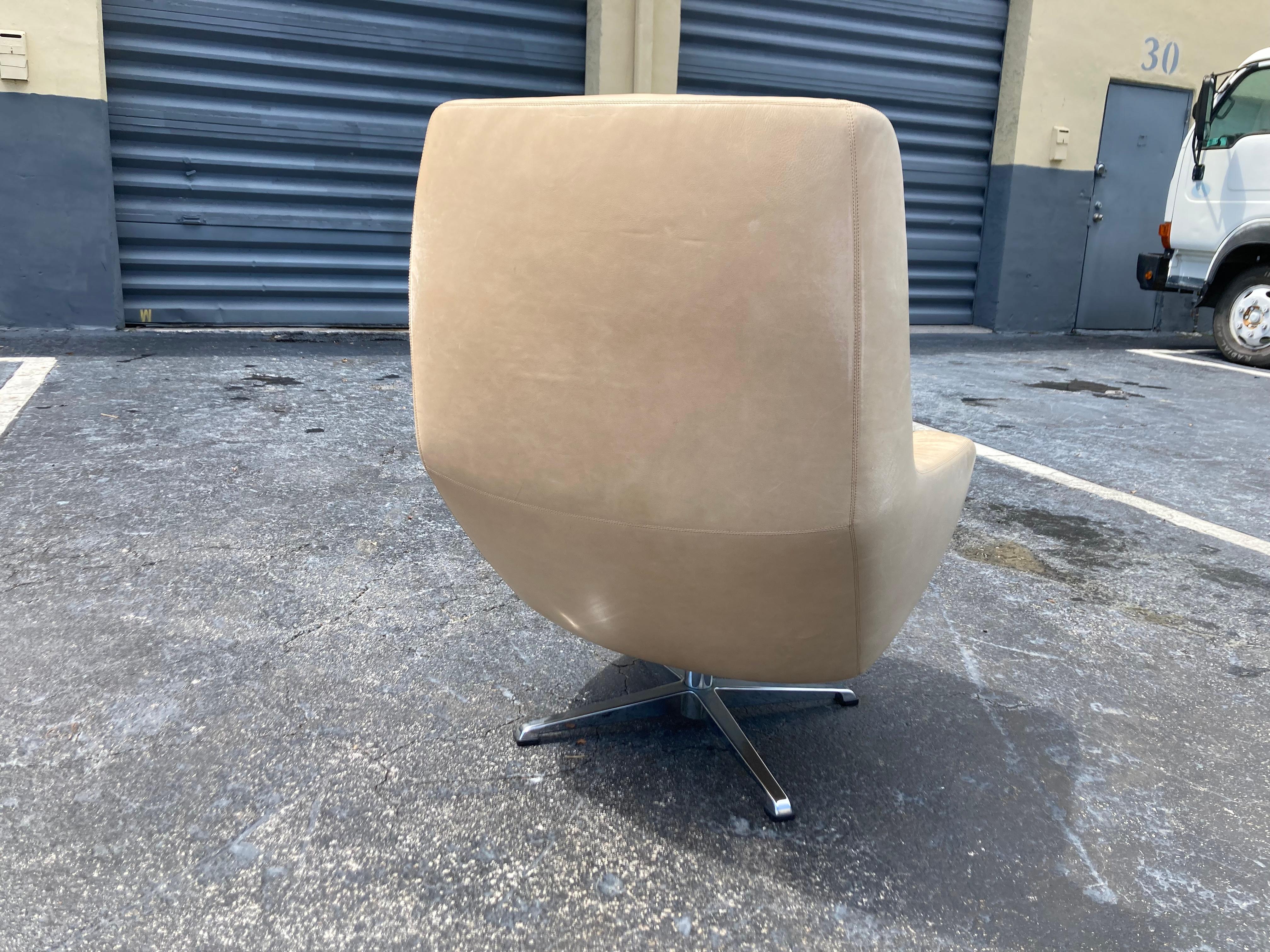 Leather Swivel Lounge Chair, Mid Century Modern Style In Good Condition For Sale In Miami, FL