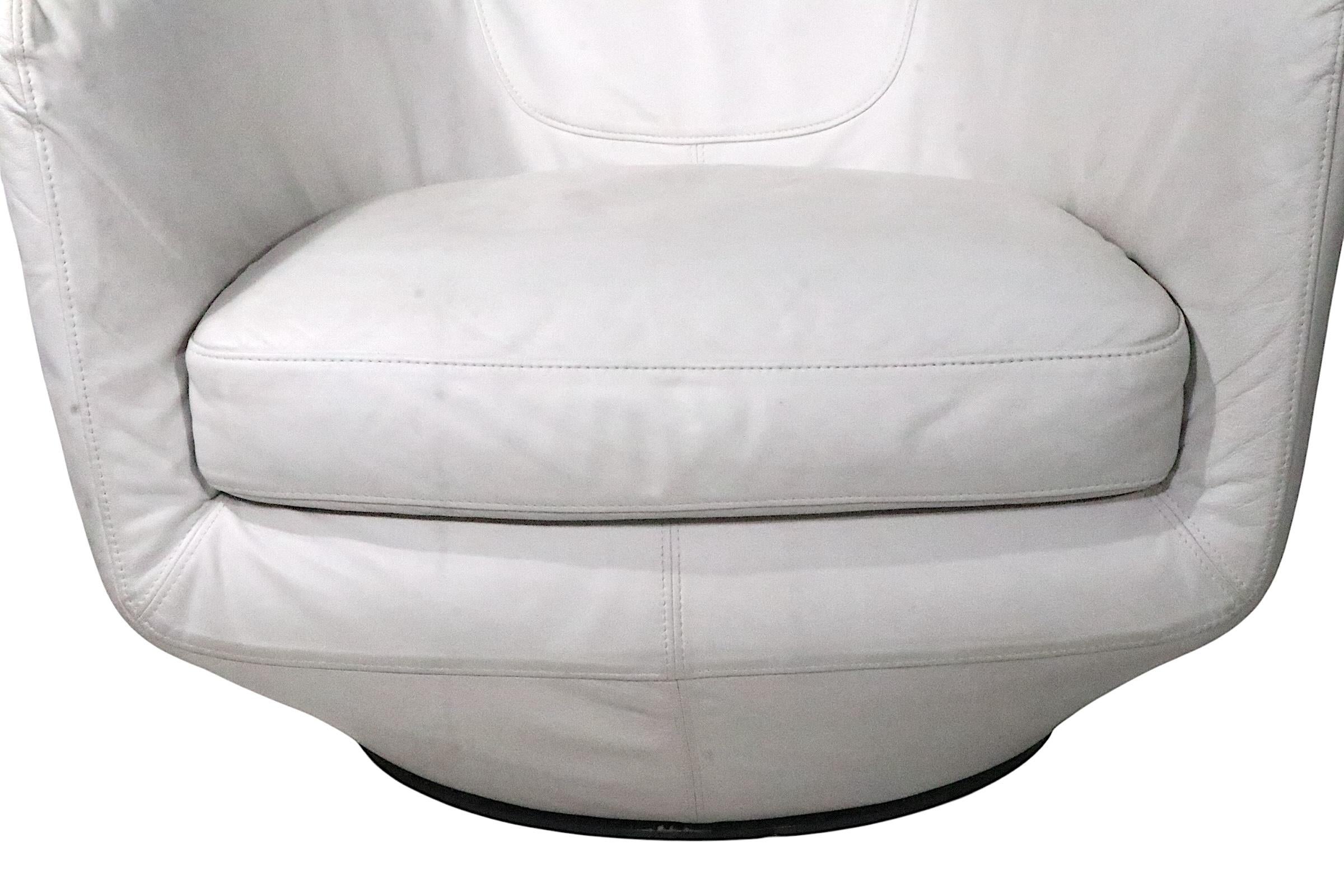 Tumbona giratoria de cuero  Vuelta en U  Silla diseñada por Niels Bendtsen Italia c 2013 en venta 4