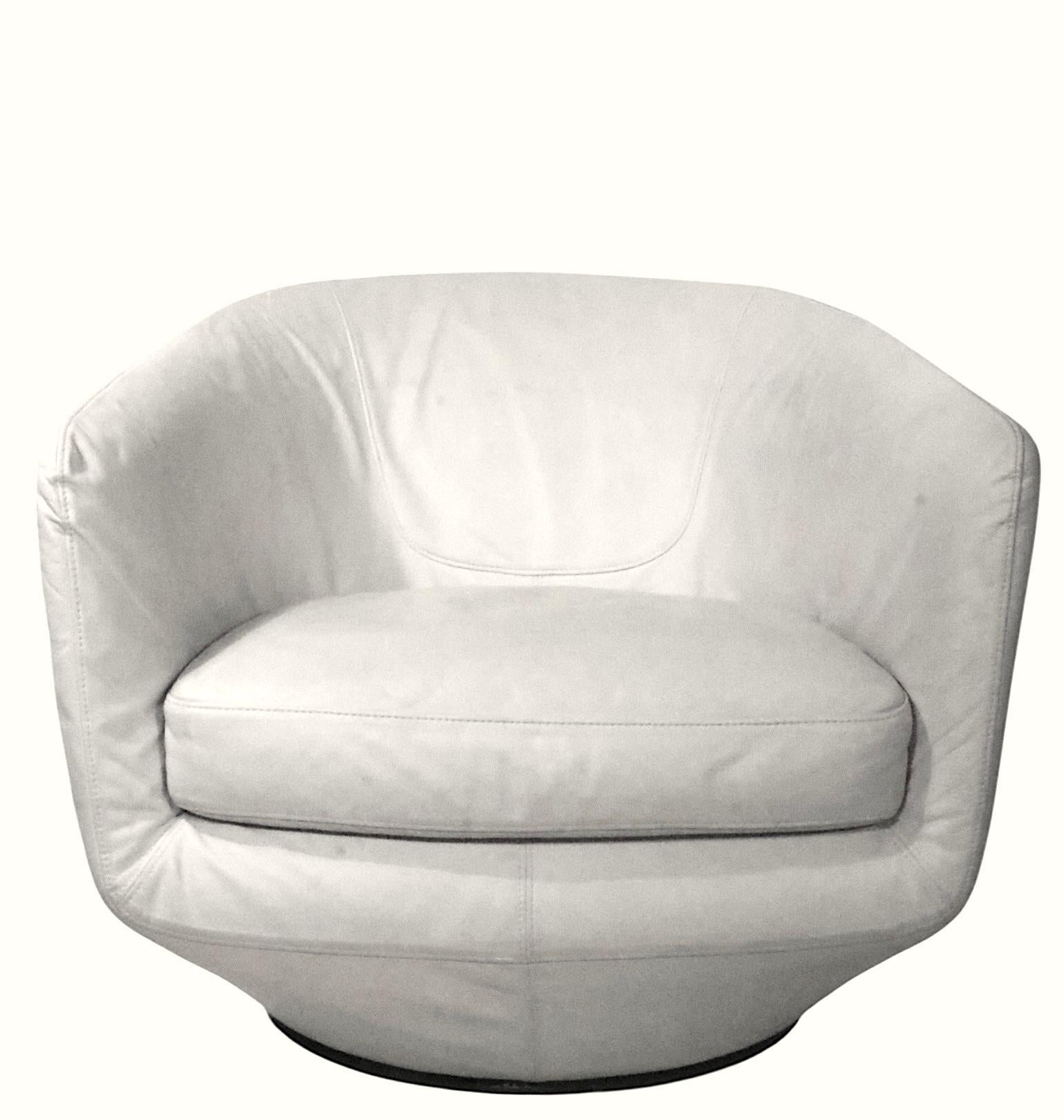 Sillón giratorio de cuero U-Turn, diseñado por Niels Bendtsen, fabricado en Italia, hacia 2013. Esta moderna tumbona clásica gira 360 grados, funciona suave y correctamente. Este ejemplar está tapizado en cuero blanco, que presenta un pequeño