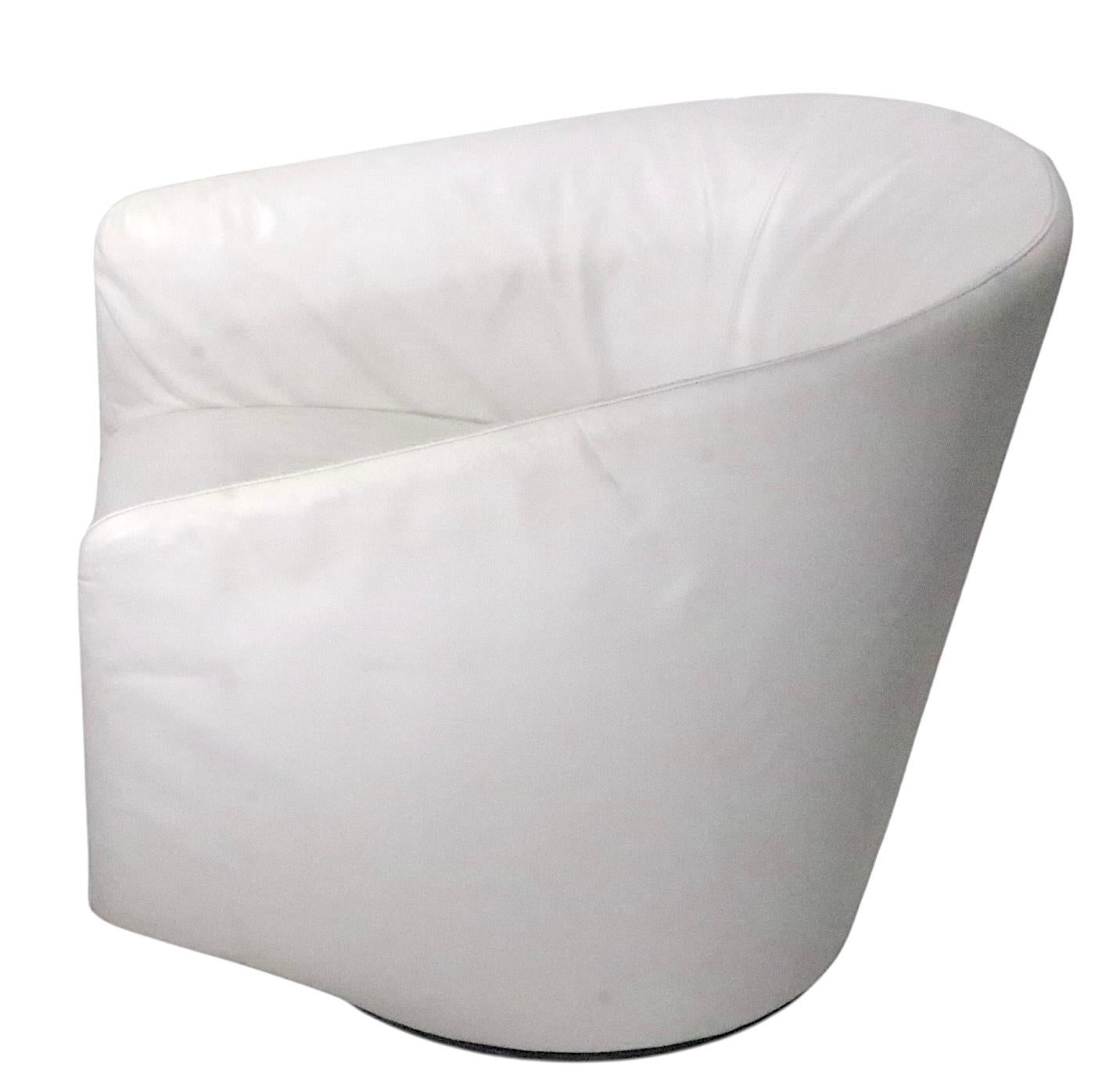 Tumbona giratoria de cuero  Vuelta en U  Silla diseñada por Niels Bendtsen Italia c 2013 Moderno en venta