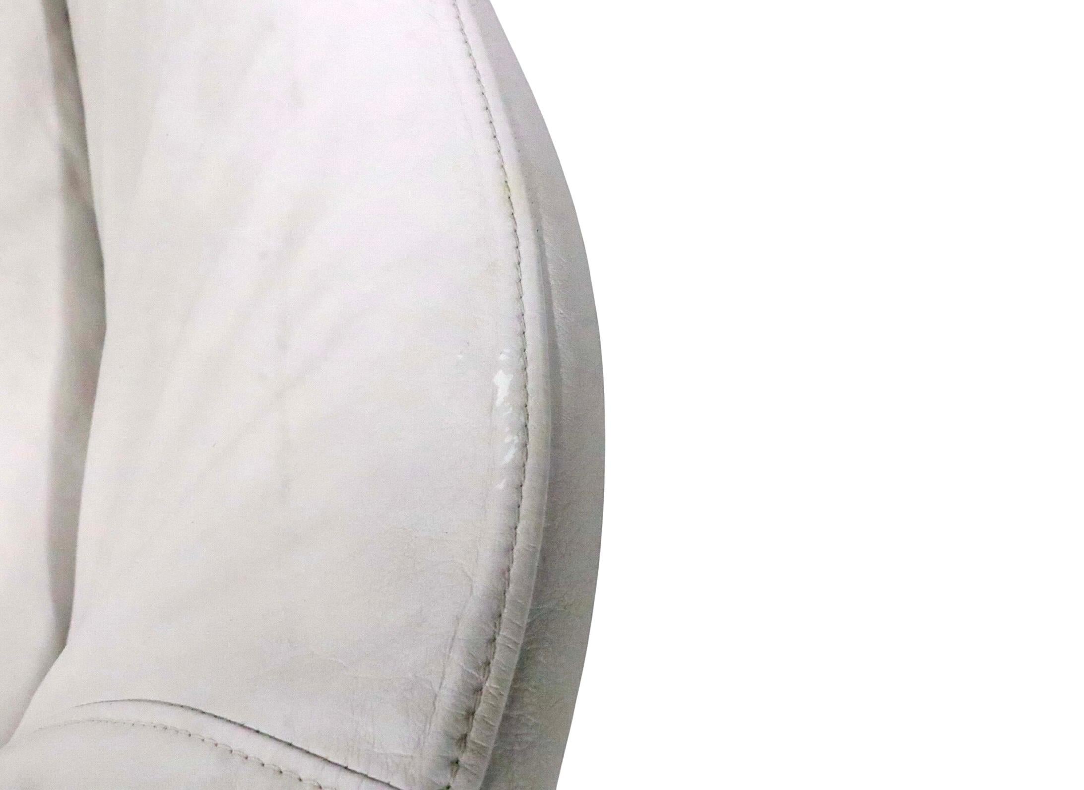 Tumbona giratoria de cuero  Vuelta en U  Silla diseñada por Niels Bendtsen Italia c 2013 Italiano en venta
