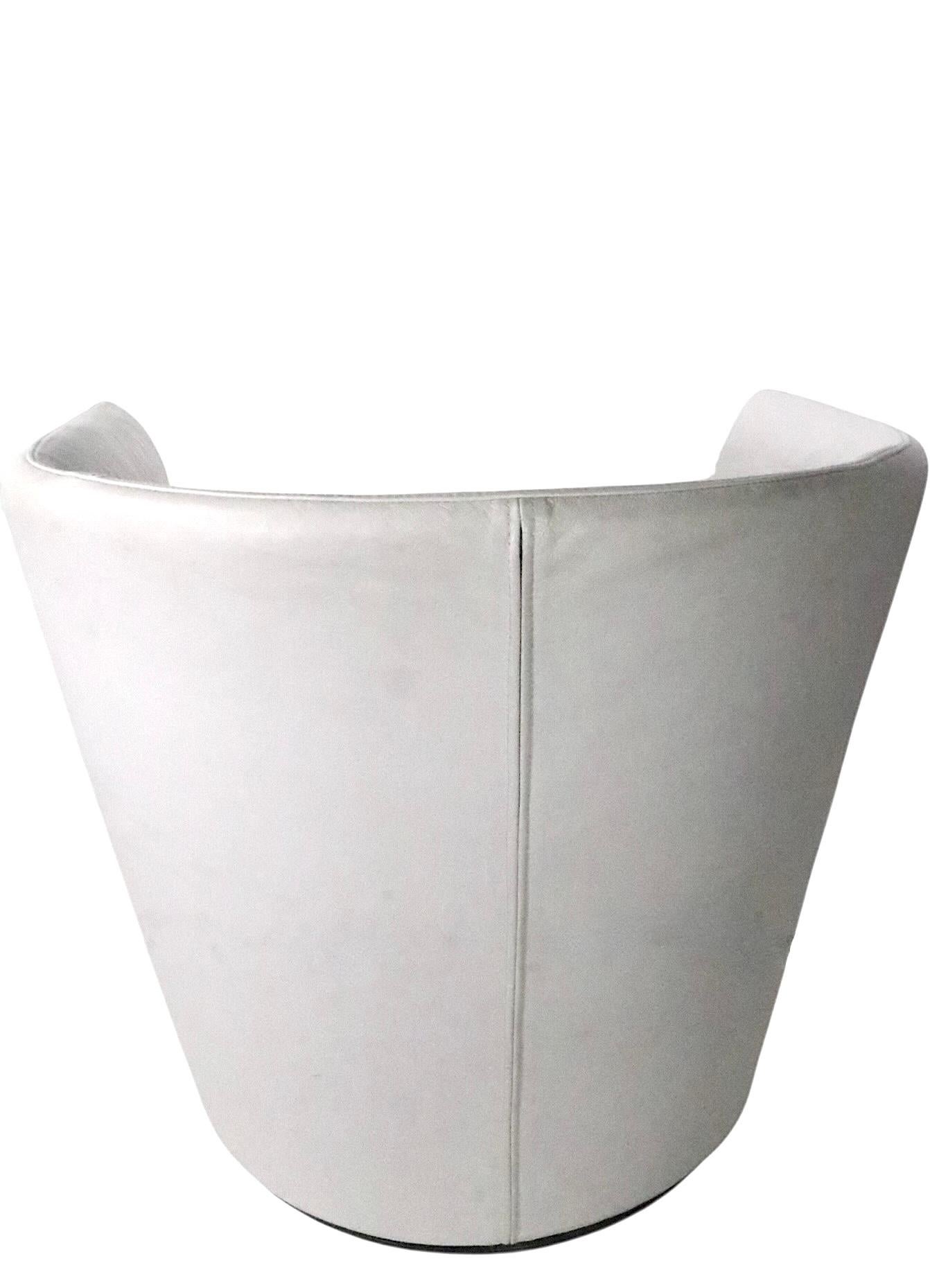 Tumbona giratoria de cuero  Vuelta en U  Silla diseñada por Niels Bendtsen Italia c 2013 en Bueno estado para la venta en New York, NY
