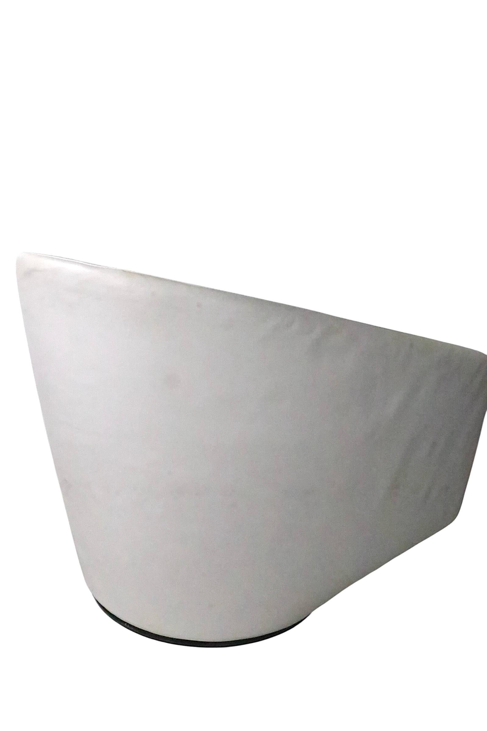 Tumbona giratoria de cuero  Vuelta en U  Silla diseñada por Niels Bendtsen Italia c 2013 Siglo XXI y contemporáneo en venta