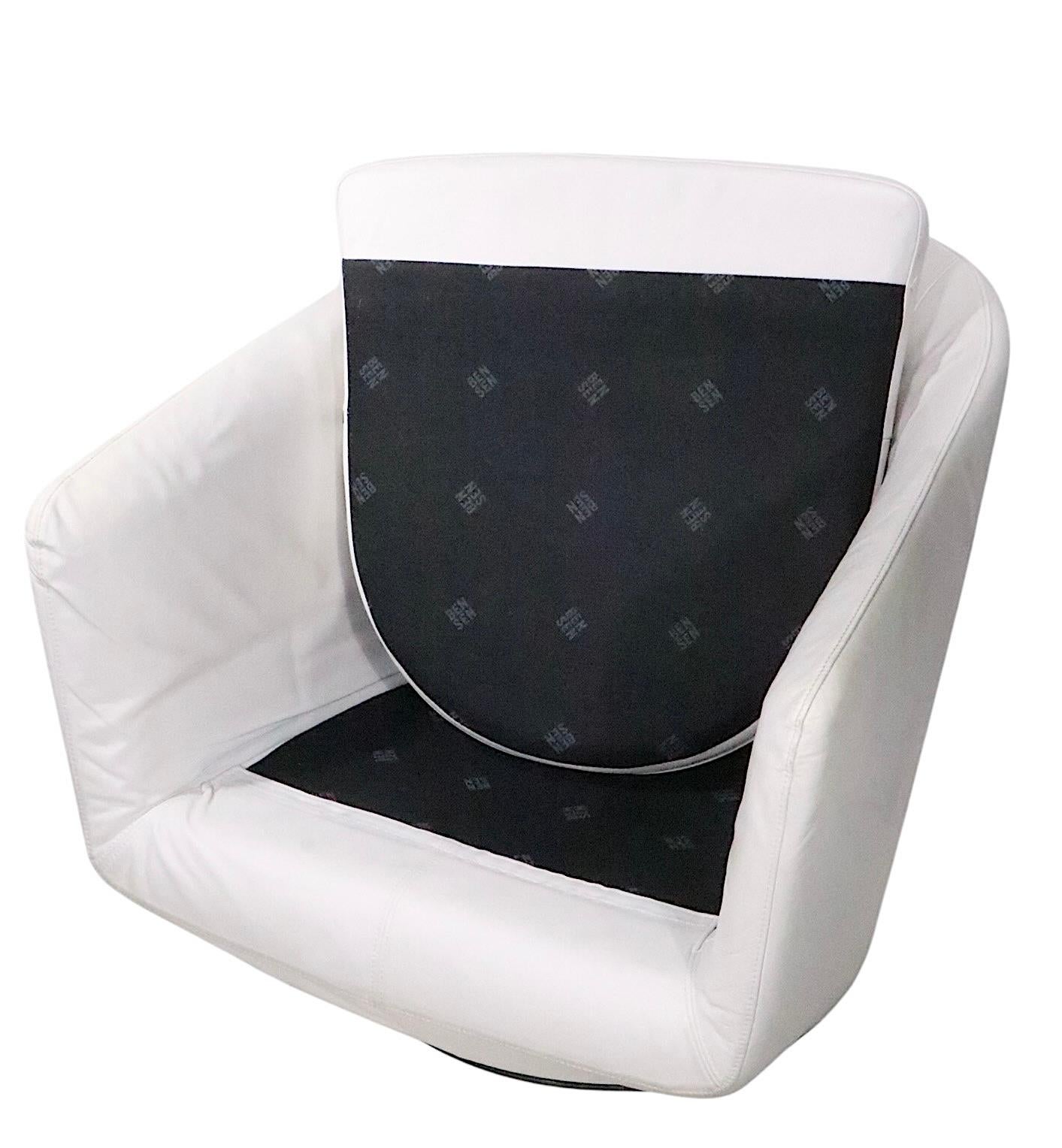 Tumbona giratoria de cuero  Vuelta en U  Silla diseñada por Niels Bendtsen Italia c 2013 Cuero en venta