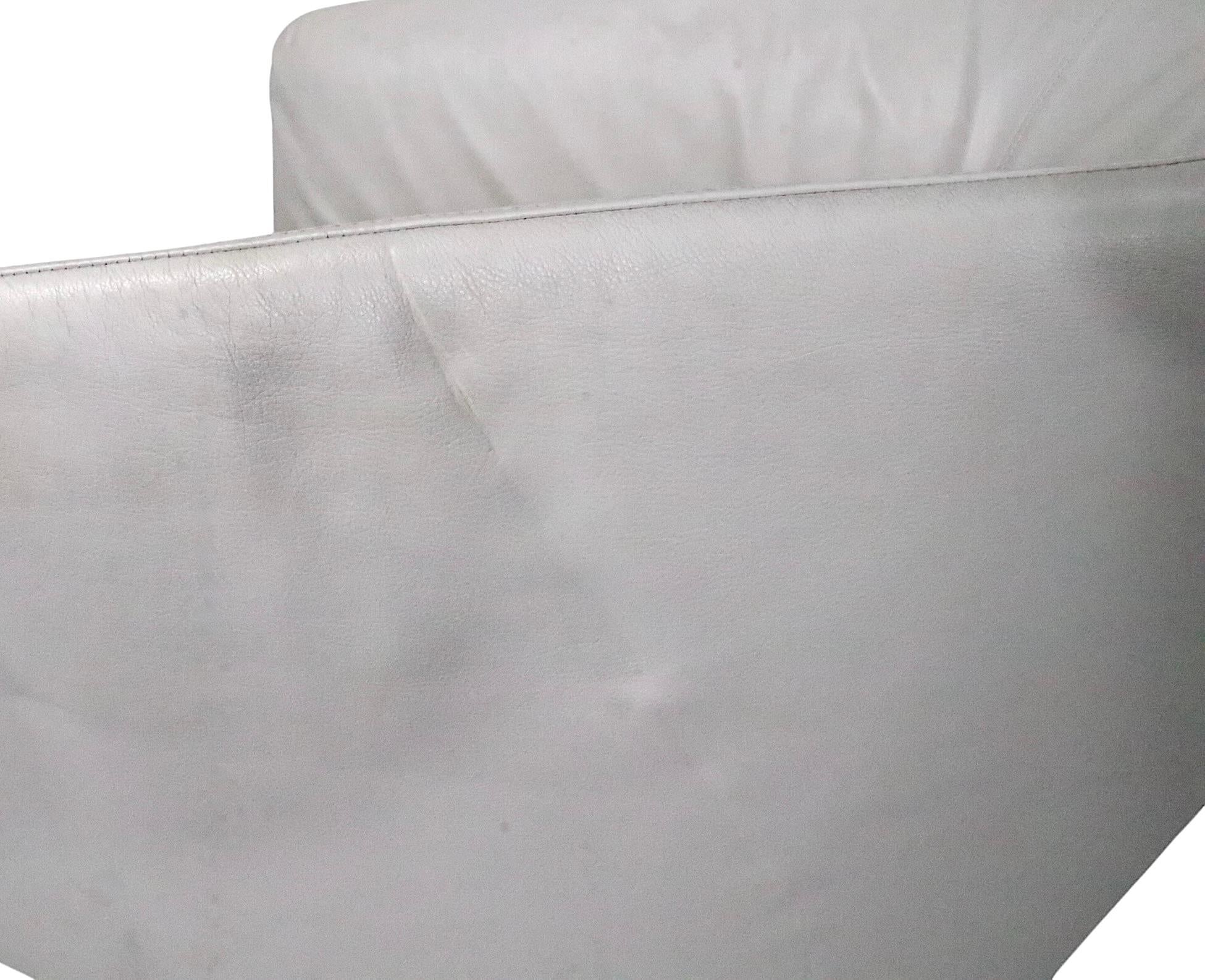 Tumbona giratoria de cuero  Vuelta en U  Silla diseñada por Niels Bendtsen Italia c 2013 en venta 2