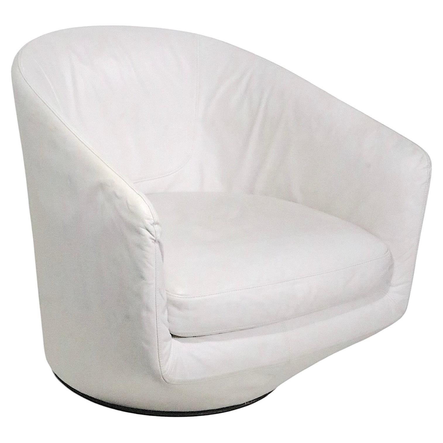 Tumbona giratoria de cuero  Vuelta en U  Silla diseñada por Niels Bendtsen Italia c 2013 en venta