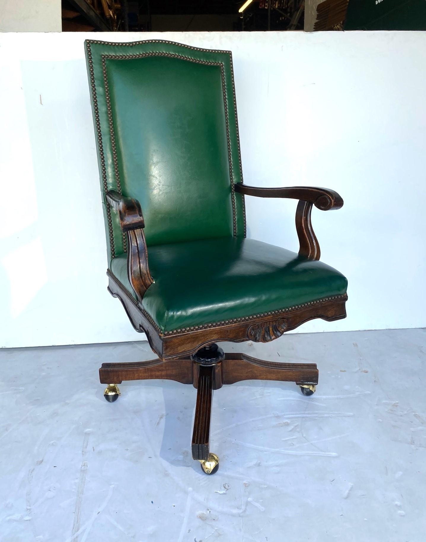Chaise de bureau pivotante en cuir vintage. La chaise peut être réglée d'avant en arrière. 