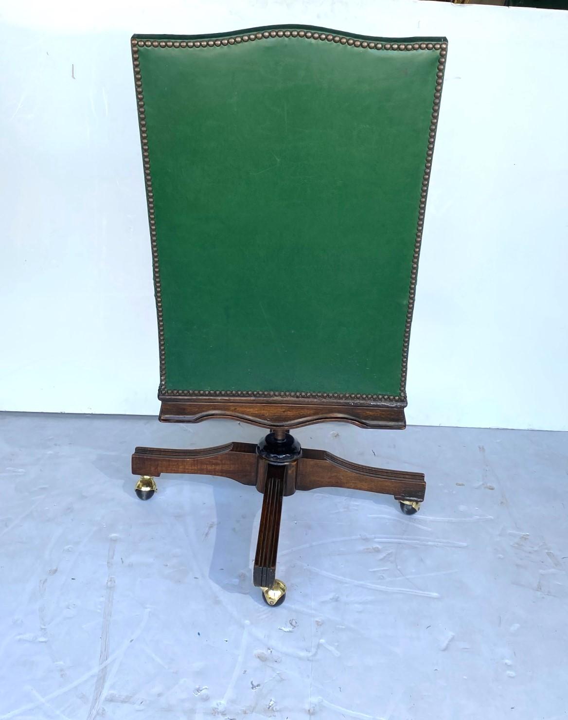 Chaise de bureau pivotante en cuir en vente 1